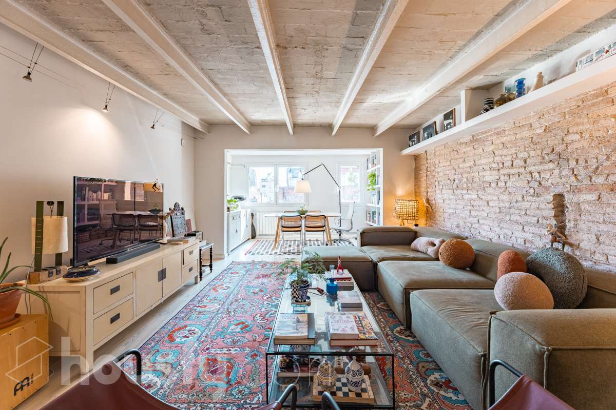 ¡Housfy presenta ático en venta con terraza comunitaria en el corazón de la Vila de Gràcia! Ubicado en una 5ª planta de finca con ascensor construida en el año 1900, te presentamos esta vivienda en una de las calles más emblemáticas de Barcelona, rodeada de vida, cultura y servicios, y a un paso de todo lo que necesitas. En pleno corazón de Gràcia, en Carrer Gran de Gràcia, te presentamos este amplio y luminoso piso de 91m² construidos y 86m² sin elementos comunes (datos verificados en la Dirección General del Catastro) según Catastro) La vivienda se distribuye en: - Salón-comedor luminoso de 40m² - Cocina independiente - Lavadero independiente - 1 habitación doble - 1 baño completo con plato ducha El piso cuenta con techos con bóveda catalana, suelos de parquet, y aire acondicionado. La finca dispone del Informe de la ITE. Situado en una de las mejores ubicaciones de la Vila de Gràcia, en la confluencia de Gran de Gràcia y Rambla del Prat, este inmueble disfruta de un entorno urbano dinámico, elegante y con todos los servicios al alcance. Una ubicación muy demandada que ofrece el equilibrio perfecto entre la vitalidad de un barrio con identidad propia y la comodidad de disponer de todos los servicios y comunicaciones a escasos metros. Cuenta con los siguientes medio de transporte: Metro Fontana (L3), Estación FGC Gràcia con las líneas L6, L7, S1 y S2, que conectan rápidamente con Plaza Catalunya, Sarrià, Sant Cugat, Sabadell y Terrassa; varias líneas de autobús muy próximas, entre ellas: 22 (Pl. Catalunya – El Carmel), 24 (Pl. Catalunya – El Carmel), 39, V17, 87, N24 (bus nocturno). Aviso legal El precio de venta no incluye gastos de la compraventa como notaría, registro, impuestos, ni tampoco honorarios agencia. Esta publicación no es vinculante. Consulta siempre la nota simple con Housfy antes de formalizar la compraventa. Sobre nosotros Housfy es la plataforma integral de servicios inmobiliarios. Nuestra combinación de expertos y tecnología pone al alcance de todo el mundo servicios cómodos, claros y seguros. AICAT número: 7922. Nos encargamos de la gestión y asesoramiento de la compra. ¡Olvídate de todo! Hacemos los trámites por ti. Y, si además necesitas financiación, ponemos a tu disposición un bróker hipotecario para ayudarte a conseguir las mejores condiciones para tu perfil económico. ¿Quieres visitarla? Contacta con Housfy y agenda tu visita sin compromiso. Más información en: housfy.com En cumplimiento de la Ley 8/2026 en Cataluña, el certificado de presencia o ausencia de amianto se encuentra en proceso de tramitación.-5