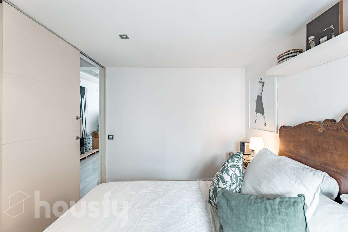 ¡Housfy presenta ático en venta con terraza comunitaria en el corazón de la Vila de Gràcia! Ubicado en una 5ª planta de finca con ascensor construida en el año 1900, te presentamos esta vivienda en una de las calles más emblemáticas de Barcelona, rodeada de vida, cultura y servicios, y a un paso de todo lo que necesitas. En pleno corazón de Gràcia, en Carrer Gran de Gràcia, te presentamos este amplio y luminoso piso de 91m² construidos y 86m² sin elementos comunes (datos verificados en la Dirección General del Catastro) según Catastro) La vivienda se distribuye en: - Salón-comedor luminoso de 40m² - Cocina independiente - Lavadero independiente - 1 habitación doble - 1 baño completo con plato ducha El piso cuenta con techos con bóveda catalana, suelos de parquet, y aire acondicionado. La finca dispone del Informe de la ITE. Situado en una de las mejores ubicaciones de la Vila de Gràcia, en la confluencia de Gran de Gràcia y Rambla del Prat, este inmueble disfruta de un entorno urbano dinámico, elegante y con todos los servicios al alcance. Una ubicación muy demandada que ofrece el equilibrio perfecto entre la vitalidad de un barrio con identidad propia y la comodidad de disponer de todos los servicios y comunicaciones a escasos metros. Cuenta con los siguientes medio de transporte: Metro Fontana (L3), Estación FGC Gràcia con las líneas L6, L7, S1 y S2, que conectan rápidamente con Plaza Catalunya, Sarrià, Sant Cugat, Sabadell y Terrassa; varias líneas de autobús muy próximas, entre ellas: 22 (Pl. Catalunya – El Carmel), 24 (Pl. Catalunya – El Carmel), 39, V17, 87, N24 (bus nocturno). Aviso legal El precio de venta no incluye gastos de la compraventa como notaría, registro, impuestos, ni tampoco honorarios agencia. Esta publicación no es vinculante. Consulta siempre la nota simple con Housfy antes de formalizar la compraventa. Sobre nosotros Housfy es la plataforma integral de servicios inmobiliarios. Nuestra combinación de expertos y tecnología pone al alcance de todo el mundo servicios cómodos, claros y seguros. AICAT número: 7922. Nos encargamos de la gestión y asesoramiento de la compra. ¡Olvídate de todo! Hacemos los trámites por ti. Y, si además necesitas financiación, ponemos a tu disposición un bróker hipotecario para ayudarte a conseguir las mejores condiciones para tu perfil económico. ¿Quieres visitarla? Contacta con Housfy y agenda tu visita sin compromiso. Más información en: housfy.com En cumplimiento de la Ley 8/2026 en Cataluña, el certificado de presencia o ausencia de amianto se encuentra en proceso de tramitación.-15