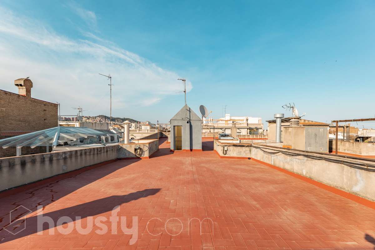 ¡Housfy presenta ático en venta con terraza comunitaria en el corazón de la Vila de Gràcia! Ubicado en una 5ª planta de finca con ascensor construida en el año 1900, te presentamos esta vivienda en una de las calles más emblemáticas de Barcelona, rodeada de vida, cultura y servicios, y a un paso de todo lo que necesitas. En pleno corazón de Gràcia, en Carrer Gran de Gràcia, te presentamos este amplio y luminoso piso de 91m² construidos y 86m² sin elementos comunes (datos verificados en la Dirección General del Catastro) según Catastro) La vivienda se distribuye en: - Salón-comedor luminoso de 40m² - Cocina independiente - Lavadero independiente - 1 habitación doble - 1 baño completo con plato ducha El piso cuenta con techos con bóveda catalana, suelos de parquet, y aire acondicionado. La finca dispone del Informe de la ITE. Situado en una de las mejores ubicaciones de la Vila de Gràcia, en la confluencia de Gran de Gràcia y Rambla del Prat, este inmueble disfruta de un entorno urbano dinámico, elegante y con todos los servicios al alcance. Una ubicación muy demandada que ofrece el equilibrio perfecto entre la vitalidad de un barrio con identidad propia y la comodidad de disponer de todos los servicios y comunicaciones a escasos metros. Cuenta con los siguientes medio de transporte: Metro Fontana (L3), Estación FGC Gràcia con las líneas L6, L7, S1 y S2, que conectan rápidamente con Plaza Catalunya, Sarrià, Sant Cugat, Sabadell y Terrassa; varias líneas de autobús muy próximas, entre ellas: 22 (Pl. Catalunya – El Carmel), 24 (Pl. Catalunya – El Carmel), 39, V17, 87, N24 (bus nocturno). Aviso legal El precio de venta no incluye gastos de la compraventa como notaría, registro, impuestos, ni tampoco honorarios agencia. Esta publicación no es vinculante. Consulta siempre la nota simple con Housfy antes de formalizar la compraventa. Sobre nosotros Housfy es la plataforma integral de servicios inmobiliarios. Nuestra combinación de expertos y tecnología pone al alcance de todo el mundo servicios cómodos, claros y seguros. AICAT número: 7922. Nos encargamos de la gestión y asesoramiento de la compra. ¡Olvídate de todo! Hacemos los trámites por ti. Y, si además necesitas financiación, ponemos a tu disposición un bróker hipotecario para ayudarte a conseguir las mejores condiciones para tu perfil económico. ¿Quieres visitarla? Contacta con Housfy y agenda tu visita sin compromiso. Más información en: housfy.com En cumplimiento de la Ley 8/2026 en Cataluña, el certificado de presencia o ausencia de amianto se encuentra en proceso de tramitación.-38
