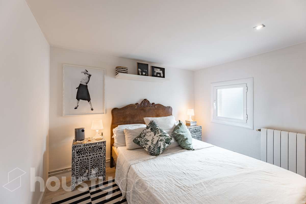 ¡Housfy presenta ático en venta con terraza comunitaria en el corazón de la Vila de Gràcia! Ubicado en una 5ª planta de finca con ascensor construida en el año 1900, te presentamos esta vivienda en una de las calles más emblemáticas de Barcelona, rodeada de vida, cultura y servicios, y a un paso de todo lo que necesitas. En pleno corazón de Gràcia, en Carrer Gran de Gràcia, te presentamos este amplio y luminoso piso de 91m² construidos y 86m² sin elementos comunes (datos verificados en la Dirección General del Catastro) según Catastro) La vivienda se distribuye en: - Salón-comedor luminoso de 40m² - Cocina independiente - Lavadero independiente - 1 habitación doble - 1 baño completo con plato ducha El piso cuenta con techos con bóveda catalana, suelos de parquet, y aire acondicionado. La finca dispone del Informe de la ITE. Situado en una de las mejores ubicaciones de la Vila de Gràcia, en la confluencia de Gran de Gràcia y Rambla del Prat, este inmueble disfruta de un entorno urbano dinámico, elegante y con todos los servicios al alcance. Una ubicación muy demandada que ofrece el equilibrio perfecto entre la vitalidad de un barrio con identidad propia y la comodidad de disponer de todos los servicios y comunicaciones a escasos metros. Cuenta con los siguientes medio de transporte: Metro Fontana (L3), Estación FGC Gràcia con las líneas L6, L7, S1 y S2, que conectan rápidamente con Plaza Catalunya, Sarrià, Sant Cugat, Sabadell y Terrassa; varias líneas de autobús muy próximas, entre ellas: 22 (Pl. Catalunya – El Carmel), 24 (Pl. Catalunya – El Carmel), 39, V17, 87, N24 (bus nocturno). Aviso legal El precio de venta no incluye gastos de la compraventa como notaría, registro, impuestos, ni tampoco honorarios agencia. Esta publicación no es vinculante. Consulta siempre la nota simple con Housfy antes de formalizar la compraventa. Sobre nosotros Housfy es la plataforma integral de servicios inmobiliarios. Nuestra combinación de expertos y tecnología pone al alcance de todo el mundo servicios cómodos, claros y seguros. AICAT número: 7922. Nos encargamos de la gestión y asesoramiento de la compra. ¡Olvídate de todo! Hacemos los trámites por ti. Y, si además necesitas financiación, ponemos a tu disposición un bróker hipotecario para ayudarte a conseguir las mejores condiciones para tu perfil económico. ¿Quieres visitarla? Contacta con Housfy y agenda tu visita sin compromiso. Más información en: housfy.com En cumplimiento de la Ley 8/2026 en Cataluña, el certificado de presencia o ausencia de amianto se encuentra en proceso de tramitación.-14