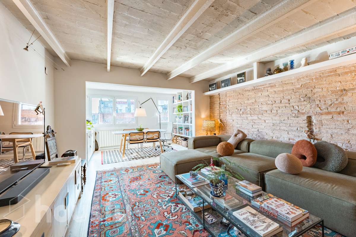 ¡Housfy presenta ático en venta con terraza comunitaria en el corazón de la Vila de Gràcia! Ubicado en una 5ª planta de finca con ascensor construida en el año 1900, te presentamos esta vivienda en una de las calles más emblemáticas de Barcelona, rodeada de vida, cultura y servicios, y a un paso de todo lo que necesitas. En pleno corazón de Gràcia, en Carrer Gran de Gràcia, te presentamos este amplio y luminoso piso de 91m² construidos y 86m² sin elementos comunes (datos verificados en la Dirección General del Catastro) según Catastro) La vivienda se distribuye en: - Salón-comedor luminoso de 40m² - Cocina independiente - Lavadero independiente - 1 habitación doble - 1 baño completo con plato ducha El piso cuenta con techos con bóveda catalana, suelos de parquet, y aire acondicionado. La finca dispone del Informe de la ITE. Situado en una de las mejores ubicaciones de la Vila de Gràcia, en la confluencia de Gran de Gràcia y Rambla del Prat, este inmueble disfruta de un entorno urbano dinámico, elegante y con todos los servicios al alcance. Una ubicación muy demandada que ofrece el equilibrio perfecto entre la vitalidad de un barrio con identidad propia y la comodidad de disponer de todos los servicios y comunicaciones a escasos metros. Cuenta con los siguientes medio de transporte: Metro Fontana (L3), Estación FGC Gràcia con las líneas L6, L7, S1 y S2, que conectan rápidamente con Plaza Catalunya, Sarrià, Sant Cugat, Sabadell y Terrassa; varias líneas de autobús muy próximas, entre ellas: 22 (Pl. Catalunya – El Carmel), 24 (Pl. Catalunya – El Carmel), 39, V17, 87, N24 (bus nocturno). Aviso legal El precio de venta no incluye gastos de la compraventa como notaría, registro, impuestos, ni tampoco honorarios agencia. Esta publicación no es vinculante. Consulta siempre la nota simple con Housfy antes de formalizar la compraventa. Sobre nosotros Housfy es la plataforma integral de servicios inmobiliarios. Nuestra combinación de expertos y tecnología pone al alcance de todo el mundo servicios cómodos, claros y seguros. AICAT número: 7922. Nos encargamos de la gestión y asesoramiento de la compra. ¡Olvídate de todo! Hacemos los trámites por ti. Y, si además necesitas financiación, ponemos a tu disposición un bróker hipotecario para ayudarte a conseguir las mejores condiciones para tu perfil económico. ¿Quieres visitarla? Contacta con Housfy y agenda tu visita sin compromiso. Más información en: housfy.com En cumplimiento de la Ley 8/2026 en Cataluña, el certificado de presencia o ausencia de amianto se encuentra en proceso de tramitación.-3