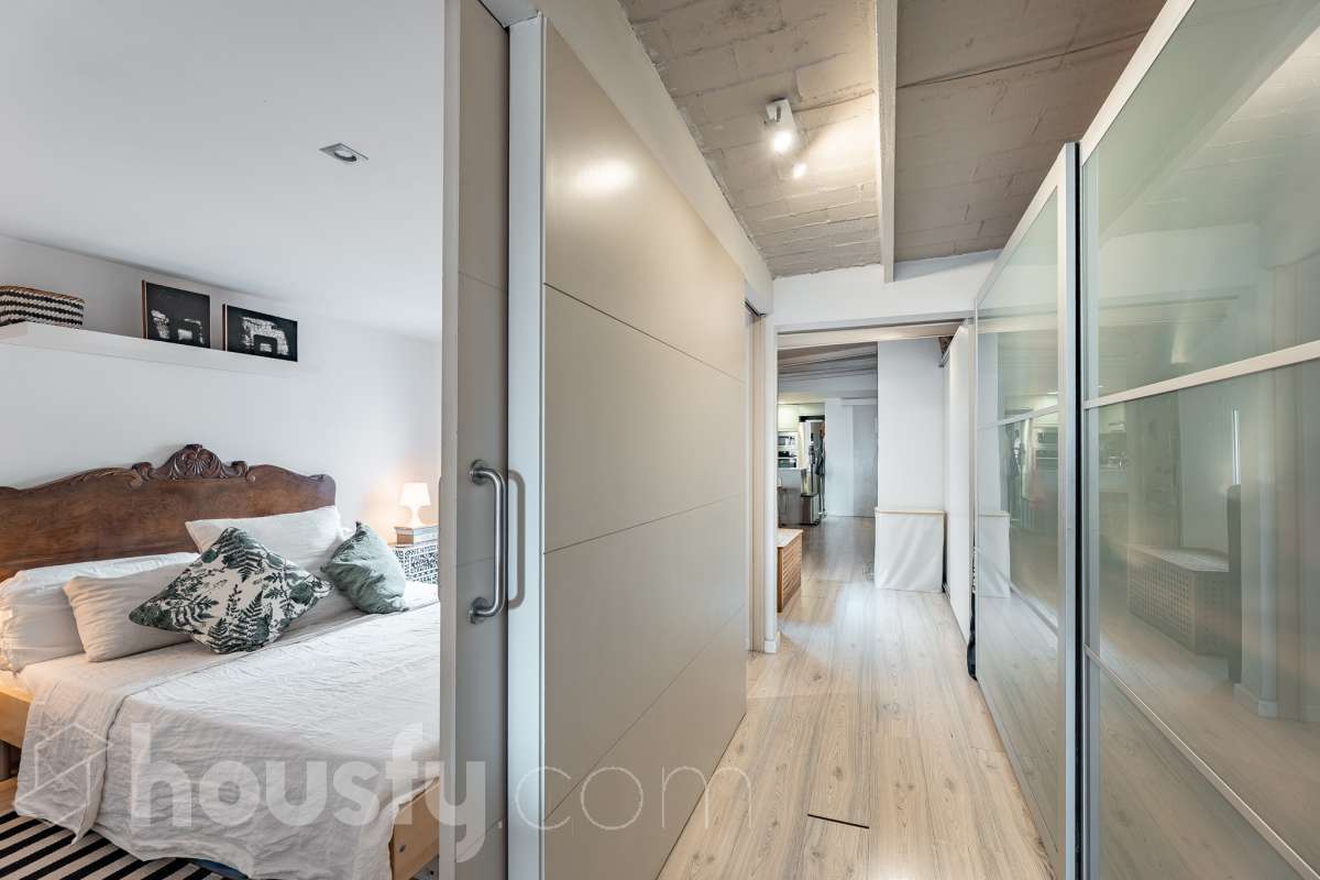 ¡Housfy presenta ático en venta con terraza comunitaria en el corazón de la Vila de Gràcia! Ubicado en una 5ª planta de finca con ascensor construida en el año 1900, te presentamos esta vivienda en una de las calles más emblemáticas de Barcelona, rodeada de vida, cultura y servicios, y a un paso de todo lo que necesitas. En pleno corazón de Gràcia, en Carrer Gran de Gràcia, te presentamos este amplio y luminoso piso de 91m² construidos y 86m² sin elementos comunes (datos verificados en la Dirección General del Catastro) según Catastro) La vivienda se distribuye en: - Salón-comedor luminoso de 40m² - Cocina independiente - Lavadero independiente - 1 habitación doble - 1 baño completo con plato ducha El piso cuenta con techos con bóveda catalana, suelos de parquet, y aire acondicionado. La finca dispone del Informe de la ITE. Situado en una de las mejores ubicaciones de la Vila de Gràcia, en la confluencia de Gran de Gràcia y Rambla del Prat, este inmueble disfruta de un entorno urbano dinámico, elegante y con todos los servicios al alcance. Una ubicación muy demandada que ofrece el equilibrio perfecto entre la vitalidad de un barrio con identidad propia y la comodidad de disponer de todos los servicios y comunicaciones a escasos metros. Cuenta con los siguientes medio de transporte: Metro Fontana (L3), Estación FGC Gràcia con las líneas L6, L7, S1 y S2, que conectan rápidamente con Plaza Catalunya, Sarrià, Sant Cugat, Sabadell y Terrassa; varias líneas de autobús muy próximas, entre ellas: 22 (Pl. Catalunya – El Carmel), 24 (Pl. Catalunya – El Carmel), 39, V17, 87, N24 (bus nocturno). Aviso legal El precio de venta no incluye gastos de la compraventa como notaría, registro, impuestos, ni tampoco honorarios agencia. Esta publicación no es vinculante. Consulta siempre la nota simple con Housfy antes de formalizar la compraventa. Sobre nosotros Housfy es la plataforma integral de servicios inmobiliarios. Nuestra combinación de expertos y tecnología pone al alcance de todo el mundo servicios cómodos, claros y seguros. AICAT número: 7922. Nos encargamos de la gestión y asesoramiento de la compra. ¡Olvídate de todo! Hacemos los trámites por ti. Y, si además necesitas financiación, ponemos a tu disposición un bróker hipotecario para ayudarte a conseguir las mejores condiciones para tu perfil económico. ¿Quieres visitarla? Contacta con Housfy y agenda tu visita sin compromiso. Más información en: housfy.com En cumplimiento de la Ley 8/2026 en Cataluña, el certificado de presencia o ausencia de amianto se encuentra en proceso de tramitación.-19