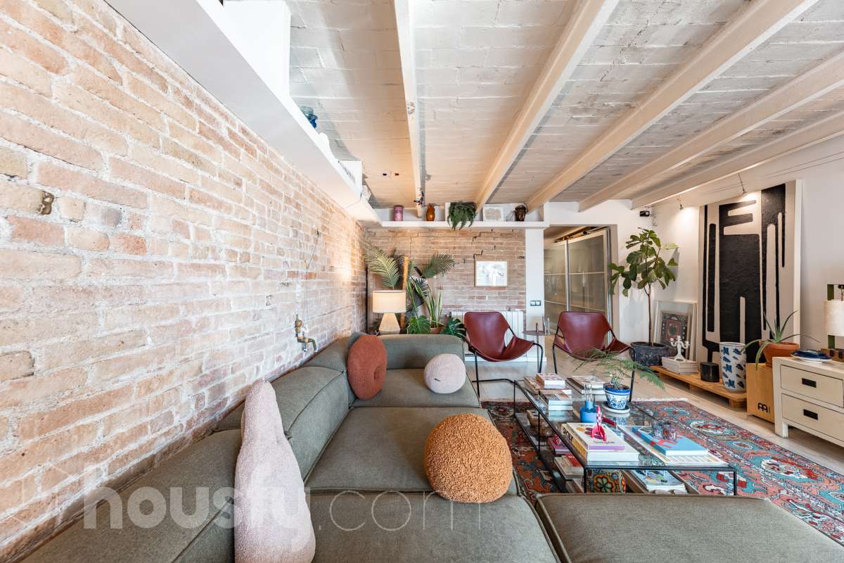 ¡Housfy presenta ático en venta con terraza comunitaria en el corazón de la Vila de Gràcia! Ubicado en una 5ª planta de finca con ascensor construida en el año 1900, te presentamos esta vivienda en una de las calles más emblemáticas de Barcelona, rodeada de vida, cultura y servicios, y a un paso de todo lo que necesitas. En pleno corazón de Gràcia, en Carrer Gran de Gràcia, te presentamos este amplio y luminoso piso de 91m² construidos y 86m² sin elementos comunes (datos verificados en la Dirección General del Catastro) según Catastro) La vivienda se distribuye en: - Salón-comedor luminoso de 40m² - Cocina independiente - Lavadero independiente - 1 habitación doble - 1 baño completo con plato ducha El piso cuenta con techos con bóveda catalana, suelos de parquet, y aire acondicionado. La finca dispone del Informe de la ITE. Situado en una de las mejores ubicaciones de la Vila de Gràcia, en la confluencia de Gran de Gràcia y Rambla del Prat, este inmueble disfruta de un entorno urbano dinámico, elegante y con todos los servicios al alcance. Una ubicación muy demandada que ofrece el equilibrio perfecto entre la vitalidad de un barrio con identidad propia y la comodidad de disponer de todos los servicios y comunicaciones a escasos metros. Cuenta con los siguientes medio de transporte: Metro Fontana (L3), Estación FGC Gràcia con las líneas L6, L7, S1 y S2, que conectan rápidamente con Plaza Catalunya, Sarrià, Sant Cugat, Sabadell y Terrassa; varias líneas de autobús muy próximas, entre ellas: 22 (Pl. Catalunya – El Carmel), 24 (Pl. Catalunya – El Carmel), 39, V17, 87, N24 (bus nocturno). Aviso legal El precio de venta no incluye gastos de la compraventa como notaría, registro, impuestos, ni tampoco honorarios agencia. Esta publicación no es vinculante. Consulta siempre la nota simple con Housfy antes de formalizar la compraventa. Sobre nosotros Housfy es la plataforma integral de servicios inmobiliarios. Nuestra combinación de expertos y tecnología pone al alcance de todo el mundo servicios cómodos, claros y seguros. AICAT número: 7922. Nos encargamos de la gestión y asesoramiento de la compra. ¡Olvídate de todo! Hacemos los trámites por ti. Y, si además necesitas financiación, ponemos a tu disposición un bróker hipotecario para ayudarte a conseguir las mejores condiciones para tu perfil económico. ¿Quieres visitarla? Contacta con Housfy y agenda tu visita sin compromiso. Más información en: housfy.com En cumplimiento de la Ley 8/2026 en Cataluña, el certificado de presencia o ausencia de amianto se encuentra en proceso de tramitación.-7