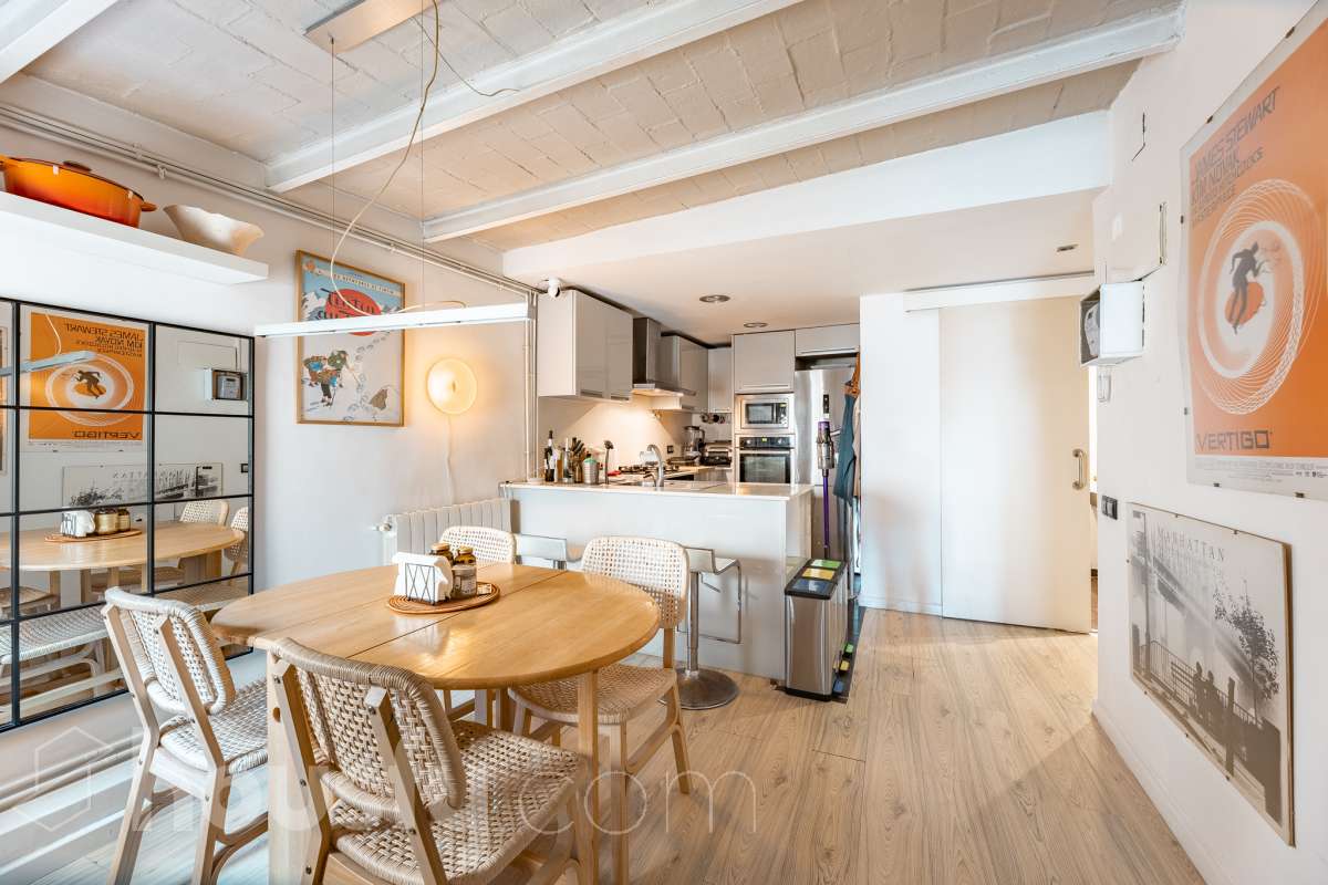 ¡Housfy presenta ático en venta con terraza comunitaria en el corazón de la Vila de Gràcia! Ubicado en una 5ª planta de finca con ascensor construida en el año 1900, te presentamos esta vivienda en una de las calles más emblemáticas de Barcelona, rodeada de vida, cultura y servicios, y a un paso de todo lo que necesitas. En pleno corazón de Gràcia, en Carrer Gran de Gràcia, te presentamos este amplio y luminoso piso de 91m² construidos y 86m² sin elementos comunes (datos verificados en la Dirección General del Catastro) según Catastro) La vivienda se distribuye en: - Salón-comedor luminoso de 40m² - Cocina independiente - Lavadero independiente - 1 habitación doble - 1 baño completo con plato ducha El piso cuenta con techos con bóveda catalana, suelos de parquet, y aire acondicionado. La finca dispone del Informe de la ITE. Situado en una de las mejores ubicaciones de la Vila de Gràcia, en la confluencia de Gran de Gràcia y Rambla del Prat, este inmueble disfruta de un entorno urbano dinámico, elegante y con todos los servicios al alcance. Una ubicación muy demandada que ofrece el equilibrio perfecto entre la vitalidad de un barrio con identidad propia y la comodidad de disponer de todos los servicios y comunicaciones a escasos metros. Cuenta con los siguientes medio de transporte: Metro Fontana (L3), Estación FGC Gràcia con las líneas L6, L7, S1 y S2, que conectan rápidamente con Plaza Catalunya, Sarrià, Sant Cugat, Sabadell y Terrassa; varias líneas de autobús muy próximas, entre ellas: 22 (Pl. Catalunya – El Carmel), 24 (Pl. Catalunya – El Carmel), 39, V17, 87, N24 (bus nocturno). Aviso legal El precio de venta no incluye gastos de la compraventa como notaría, registro, impuestos, ni tampoco honorarios agencia. Esta publicación no es vinculante. Consulta siempre la nota simple con Housfy antes de formalizar la compraventa. Sobre nosotros Housfy es la plataforma integral de servicios inmobiliarios. Nuestra combinación de expertos y tecnología pone al alcance de todo el mundo servicios cómodos, claros y seguros. AICAT número: 7922. Nos encargamos de la gestión y asesoramiento de la compra. ¡Olvídate de todo! Hacemos los trámites por ti. Y, si además necesitas financiación, ponemos a tu disposición un bróker hipotecario para ayudarte a conseguir las mejores condiciones para tu perfil económico. ¿Quieres visitarla? Contacta con Housfy y agenda tu visita sin compromiso. Más información en: housfy.com En cumplimiento de la Ley 8/2026 en Cataluña, el certificado de presencia o ausencia de amianto se encuentra en proceso de tramitación.-25