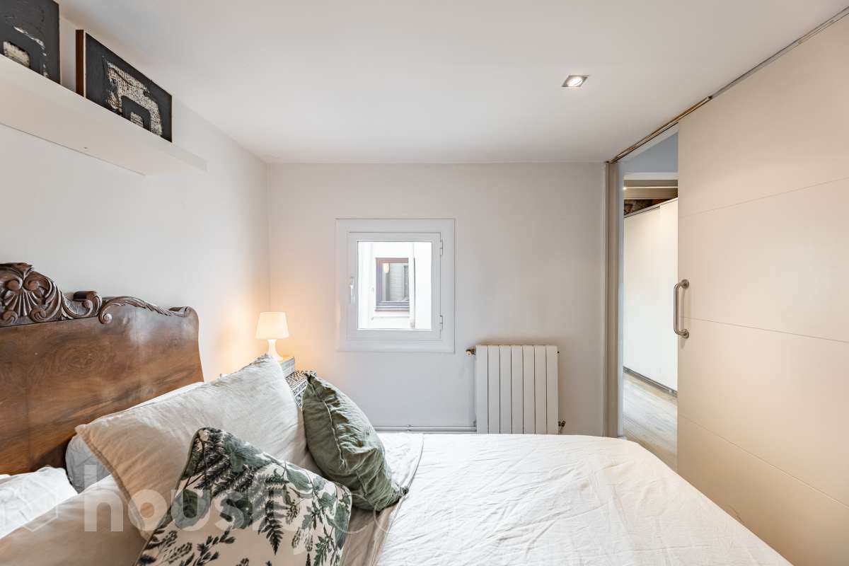 ¡Housfy presenta ático en venta con terraza comunitaria en el corazón de la Vila de Gràcia! Ubicado en una 5ª planta de finca con ascensor construida en el año 1900, te presentamos esta vivienda en una de las calles más emblemáticas de Barcelona, rodeada de vida, cultura y servicios, y a un paso de todo lo que necesitas. En pleno corazón de Gràcia, en Carrer Gran de Gràcia, te presentamos este amplio y luminoso piso de 91m² construidos y 86m² sin elementos comunes (datos verificados en la Dirección General del Catastro) según Catastro) La vivienda se distribuye en: - Salón-comedor luminoso de 40m² - Cocina independiente - Lavadero independiente - 1 habitación doble - 1 baño completo con plato ducha El piso cuenta con techos con bóveda catalana, suelos de parquet, y aire acondicionado. La finca dispone del Informe de la ITE. Situado en una de las mejores ubicaciones de la Vila de Gràcia, en la confluencia de Gran de Gràcia y Rambla del Prat, este inmueble disfruta de un entorno urbano dinámico, elegante y con todos los servicios al alcance. Una ubicación muy demandada que ofrece el equilibrio perfecto entre la vitalidad de un barrio con identidad propia y la comodidad de disponer de todos los servicios y comunicaciones a escasos metros. Cuenta con los siguientes medio de transporte: Metro Fontana (L3), Estación FGC Gràcia con las líneas L6, L7, S1 y S2, que conectan rápidamente con Plaza Catalunya, Sarrià, Sant Cugat, Sabadell y Terrassa; varias líneas de autobús muy próximas, entre ellas: 22 (Pl. Catalunya – El Carmel), 24 (Pl. Catalunya – El Carmel), 39, V17, 87, N24 (bus nocturno). Aviso legal El precio de venta no incluye gastos de la compraventa como notaría, registro, impuestos, ni tampoco honorarios agencia. Esta publicación no es vinculante. Consulta siempre la nota simple con Housfy antes de formalizar la compraventa. Sobre nosotros Housfy es la plataforma integral de servicios inmobiliarios. Nuestra combinación de expertos y tecnología pone al alcance de todo el mundo servicios cómodos, claros y seguros. AICAT número: 7922. Nos encargamos de la gestión y asesoramiento de la compra. ¡Olvídate de todo! Hacemos los trámites por ti. Y, si además necesitas financiación, ponemos a tu disposición un bróker hipotecario para ayudarte a conseguir las mejores condiciones para tu perfil económico. ¿Quieres visitarla? Contacta con Housfy y agenda tu visita sin compromiso. Más información en: housfy.com En cumplimiento de la Ley 8/2026 en Cataluña, el certificado de presencia o ausencia de amianto se encuentra en proceso de tramitación.-17
