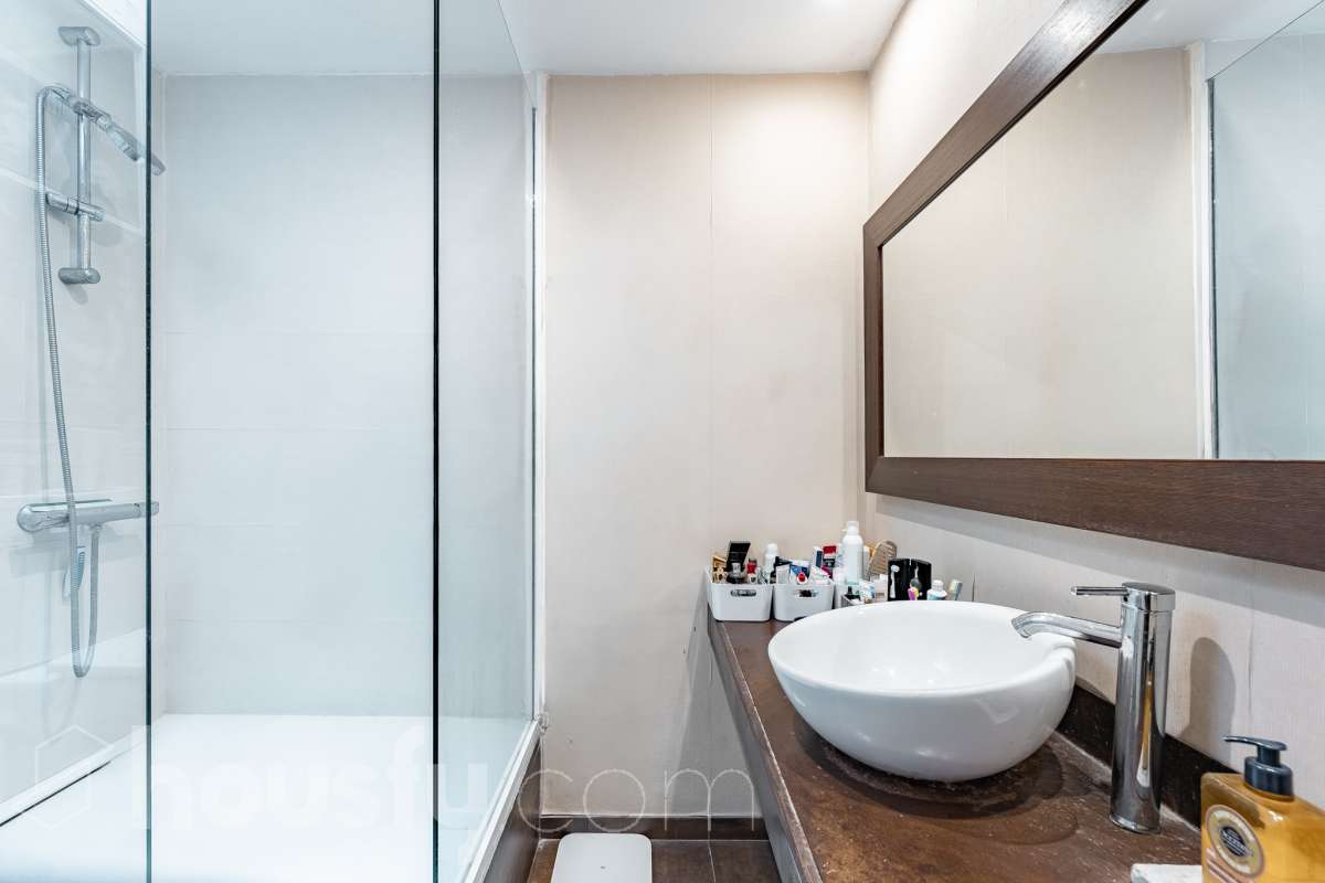 ¡Housfy presenta ático en venta con terraza comunitaria en el corazón de la Vila de Gràcia! Ubicado en una 5ª planta de finca con ascensor construida en el año 1900, te presentamos esta vivienda en una de las calles más emblemáticas de Barcelona, rodeada de vida, cultura y servicios, y a un paso de todo lo que necesitas. En pleno corazón de Gràcia, en Carrer Gran de Gràcia, te presentamos este amplio y luminoso piso de 91m² construidos y 86m² sin elementos comunes (datos verificados en la Dirección General del Catastro) según Catastro) La vivienda se distribuye en: - Salón-comedor luminoso de 40m² - Cocina independiente - Lavadero independiente - 1 habitación doble - 1 baño completo con plato ducha El piso cuenta con techos con bóveda catalana, suelos de parquet, y aire acondicionado. La finca dispone del Informe de la ITE. Situado en una de las mejores ubicaciones de la Vila de Gràcia, en la confluencia de Gran de Gràcia y Rambla del Prat, este inmueble disfruta de un entorno urbano dinámico, elegante y con todos los servicios al alcance. Una ubicación muy demandada que ofrece el equilibrio perfecto entre la vitalidad de un barrio con identidad propia y la comodidad de disponer de todos los servicios y comunicaciones a escasos metros. Cuenta con los siguientes medio de transporte: Metro Fontana (L3), Estación FGC Gràcia con las líneas L6, L7, S1 y S2, que conectan rápidamente con Plaza Catalunya, Sarrià, Sant Cugat, Sabadell y Terrassa; varias líneas de autobús muy próximas, entre ellas: 22 (Pl. Catalunya – El Carmel), 24 (Pl. Catalunya – El Carmel), 39, V17, 87, N24 (bus nocturno). Aviso legal El precio de venta no incluye gastos de la compraventa como notaría, registro, impuestos, ni tampoco honorarios agencia. Esta publicación no es vinculante. Consulta siempre la nota simple con Housfy antes de formalizar la compraventa. Sobre nosotros Housfy es la plataforma integral de servicios inmobiliarios. Nuestra combinación de expertos y tecnología pone al alcance de todo el mundo servicios cómodos, claros y seguros. AICAT número: 7922. Nos encargamos de la gestión y asesoramiento de la compra. ¡Olvídate de todo! Hacemos los trámites por ti. Y, si además necesitas financiación, ponemos a tu disposición un bróker hipotecario para ayudarte a conseguir las mejores condiciones para tu perfil económico. ¿Quieres visitarla? Contacta con Housfy y agenda tu visita sin compromiso. Más información en: housfy.com En cumplimiento de la Ley 8/2026 en Cataluña, el certificado de presencia o ausencia de amianto se encuentra en proceso de tramitación.-29