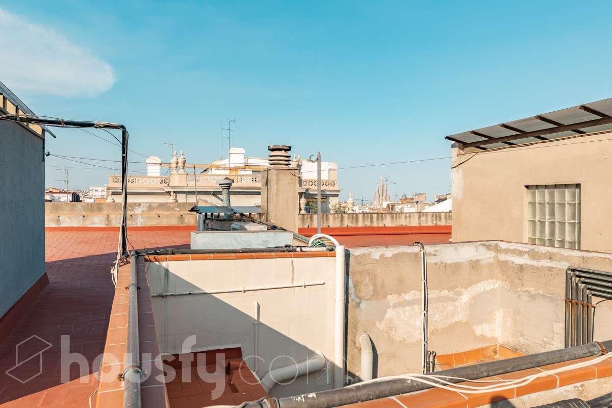 ¡Housfy presenta ático en venta con terraza comunitaria en el corazón de la Vila de Gràcia! Ubicado en una 5ª planta de finca con ascensor construida en el año 1900, te presentamos esta vivienda en una de las calles más emblemáticas de Barcelona, rodeada de vida, cultura y servicios, y a un paso de todo lo que necesitas. En pleno corazón de Gràcia, en Carrer Gran de Gràcia, te presentamos este amplio y luminoso piso de 91m² construidos y 86m² sin elementos comunes (datos verificados en la Dirección General del Catastro) según Catastro) La vivienda se distribuye en: - Salón-comedor luminoso de 40m² - Cocina independiente - Lavadero independiente - 1 habitación doble - 1 baño completo con plato ducha El piso cuenta con techos con bóveda catalana, suelos de parquet, y aire acondicionado. La finca dispone del Informe de la ITE. Situado en una de las mejores ubicaciones de la Vila de Gràcia, en la confluencia de Gran de Gràcia y Rambla del Prat, este inmueble disfruta de un entorno urbano dinámico, elegante y con todos los servicios al alcance. Una ubicación muy demandada que ofrece el equilibrio perfecto entre la vitalidad de un barrio con identidad propia y la comodidad de disponer de todos los servicios y comunicaciones a escasos metros. Cuenta con los siguientes medio de transporte: Metro Fontana (L3), Estación FGC Gràcia con las líneas L6, L7, S1 y S2, que conectan rápidamente con Plaza Catalunya, Sarrià, Sant Cugat, Sabadell y Terrassa; varias líneas de autobús muy próximas, entre ellas: 22 (Pl. Catalunya – El Carmel), 24 (Pl. Catalunya – El Carmel), 39, V17, 87, N24 (bus nocturno). Aviso legal El precio de venta no incluye gastos de la compraventa como notaría, registro, impuestos, ni tampoco honorarios agencia. Esta publicación no es vinculante. Consulta siempre la nota simple con Housfy antes de formalizar la compraventa. Sobre nosotros Housfy es la plataforma integral de servicios inmobiliarios. Nuestra combinación de expertos y tecnología pone al alcance de todo el mundo servicios cómodos, claros y seguros. AICAT número: 7922. Nos encargamos de la gestión y asesoramiento de la compra. ¡Olvídate de todo! Hacemos los trámites por ti. Y, si además necesitas financiación, ponemos a tu disposición un bróker hipotecario para ayudarte a conseguir las mejores condiciones para tu perfil económico. ¿Quieres visitarla? Contacta con Housfy y agenda tu visita sin compromiso. Más información en: housfy.com En cumplimiento de la Ley 8/2026 en Cataluña, el certificado de presencia o ausencia de amianto se encuentra en proceso de tramitación.-36