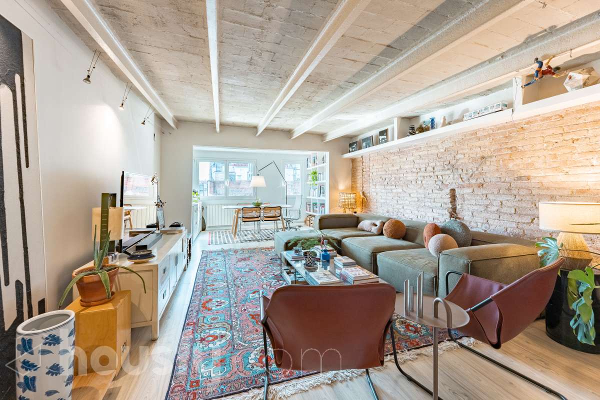 ¡Housfy presenta ático en venta con terraza comunitaria en el corazón de la Vila de Gràcia! Ubicado en una 5ª planta de finca con ascensor construida en el año 1900, te presentamos esta vivienda en una de las calles más emblemáticas de Barcelona, rodeada de vida, cultura y servicios, y a un paso de todo lo que necesitas. En pleno corazón de Gràcia, en Carrer Gran de Gràcia, te presentamos este amplio y luminoso piso de 91m² construidos y 86m² sin elementos comunes (datos verificados en la Dirección General del Catastro) según Catastro) La vivienda se distribuye en: - Salón-comedor luminoso de 40m² - Cocina independiente - Lavadero independiente - 1 habitación doble - 1 baño completo con plato ducha El piso cuenta con techos con bóveda catalana, suelos de parquet, y aire acondicionado. La finca dispone del Informe de la ITE. Situado en una de las mejores ubicaciones de la Vila de Gràcia, en la confluencia de Gran de Gràcia y Rambla del Prat, este inmueble disfruta de un entorno urbano dinámico, elegante y con todos los servicios al alcance. Una ubicación muy demandada que ofrece el equilibrio perfecto entre la vitalidad de un barrio con identidad propia y la comodidad de disponer de todos los servicios y comunicaciones a escasos metros. Cuenta con los siguientes medio de transporte: Metro Fontana (L3), Estación FGC Gràcia con las líneas L6, L7, S1 y S2, que conectan rápidamente con Plaza Catalunya, Sarrià, Sant Cugat, Sabadell y Terrassa; varias líneas de autobús muy próximas, entre ellas: 22 (Pl. Catalunya – El Carmel), 24 (Pl. Catalunya – El Carmel), 39, V17, 87, N24 (bus nocturno). Aviso legal El precio de venta no incluye gastos de la compraventa como notaría, registro, impuestos, ni tampoco honorarios agencia. Esta publicación no es vinculante. Consulta siempre la nota simple con Housfy antes de formalizar la compraventa. Sobre nosotros Housfy es la plataforma integral de servicios inmobiliarios. Nuestra combinación de expertos y tecnología pone al alcance de todo el mundo servicios cómodos, claros y seguros. AICAT número: 7922. Nos encargamos de la gestión y asesoramiento de la compra. ¡Olvídate de todo! Hacemos los trámites por ti. Y, si además necesitas financiación, ponemos a tu disposición un bróker hipotecario para ayudarte a conseguir las mejores condiciones para tu perfil económico. ¿Quieres visitarla? Contacta con Housfy y agenda tu visita sin compromiso. Más información en: housfy.com En cumplimiento de la Ley 8/2026 en Cataluña, el certificado de presencia o ausencia de amianto se encuentra en proceso de tramitación.-2