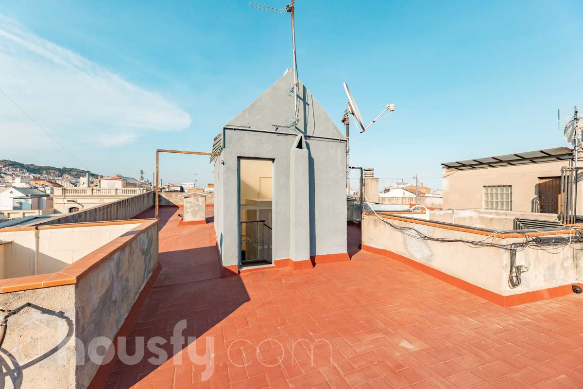¡Housfy presenta ático en venta con terraza comunitaria en el corazón de la Vila de Gràcia! Ubicado en una 5ª planta de finca con ascensor construida en el año 1900, te presentamos esta vivienda en una de las calles más emblemáticas de Barcelona, rodeada de vida, cultura y servicios, y a un paso de todo lo que necesitas. En pleno corazón de Gràcia, en Carrer Gran de Gràcia, te presentamos este amplio y luminoso piso de 91m² construidos y 86m² sin elementos comunes (datos verificados en la Dirección General del Catastro) según Catastro) La vivienda se distribuye en: - Salón-comedor luminoso de 40m² - Cocina independiente - Lavadero independiente - 1 habitación doble - 1 baño completo con plato ducha El piso cuenta con techos con bóveda catalana, suelos de parquet, y aire acondicionado. La finca dispone del Informe de la ITE. Situado en una de las mejores ubicaciones de la Vila de Gràcia, en la confluencia de Gran de Gràcia y Rambla del Prat, este inmueble disfruta de un entorno urbano dinámico, elegante y con todos los servicios al alcance. Una ubicación muy demandada que ofrece el equilibrio perfecto entre la vitalidad de un barrio con identidad propia y la comodidad de disponer de todos los servicios y comunicaciones a escasos metros. Cuenta con los siguientes medio de transporte: Metro Fontana (L3), Estación FGC Gràcia con las líneas L6, L7, S1 y S2, que conectan rápidamente con Plaza Catalunya, Sarrià, Sant Cugat, Sabadell y Terrassa; varias líneas de autobús muy próximas, entre ellas: 22 (Pl. Catalunya – El Carmel), 24 (Pl. Catalunya – El Carmel), 39, V17, 87, N24 (bus nocturno). Aviso legal El precio de venta no incluye gastos de la compraventa como notaría, registro, impuestos, ni tampoco honorarios agencia. Esta publicación no es vinculante. Consulta siempre la nota simple con Housfy antes de formalizar la compraventa. Sobre nosotros Housfy es la plataforma integral de servicios inmobiliarios. Nuestra combinación de expertos y tecnología pone al alcance de todo el mundo servicios cómodos, claros y seguros. AICAT número: 7922. Nos encargamos de la gestión y asesoramiento de la compra. ¡Olvídate de todo! Hacemos los trámites por ti. Y, si además necesitas financiación, ponemos a tu disposición un bróker hipotecario para ayudarte a conseguir las mejores condiciones para tu perfil económico. ¿Quieres visitarla? Contacta con Housfy y agenda tu visita sin compromiso. Más información en: housfy.com En cumplimiento de la Ley 8/2026 en Cataluña, el certificado de presencia o ausencia de amianto se encuentra en proceso de tramitación.-32