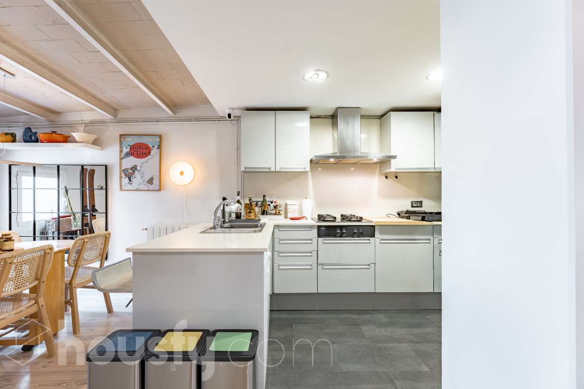 ¡Housfy presenta ático en venta con terraza comunitaria en el corazón de la Vila de Gràcia! Ubicado en una 5ª planta de finca con ascensor construida en el año 1900, te presentamos esta vivienda en una de las calles más emblemáticas de Barcelona, rodeada de vida, cultura y servicios, y a un paso de todo lo que necesitas. En pleno corazón de Gràcia, en Carrer Gran de Gràcia, te presentamos este amplio y luminoso piso de 91m² construidos y 86m² sin elementos comunes (datos verificados en la Dirección General del Catastro) según Catastro) La vivienda se distribuye en: - Salón-comedor luminoso de 40m² - Cocina independiente - Lavadero independiente - 1 habitación doble - 1 baño completo con plato ducha El piso cuenta con techos con bóveda catalana, suelos de parquet, y aire acondicionado. La finca dispone del Informe de la ITE. Situado en una de las mejores ubicaciones de la Vila de Gràcia, en la confluencia de Gran de Gràcia y Rambla del Prat, este inmueble disfruta de un entorno urbano dinámico, elegante y con todos los servicios al alcance. Una ubicación muy demandada que ofrece el equilibrio perfecto entre la vitalidad de un barrio con identidad propia y la comodidad de disponer de todos los servicios y comunicaciones a escasos metros. Cuenta con los siguientes medio de transporte: Metro Fontana (L3), Estación FGC Gràcia con las líneas L6, L7, S1 y S2, que conectan rápidamente con Plaza Catalunya, Sarrià, Sant Cugat, Sabadell y Terrassa; varias líneas de autobús muy próximas, entre ellas: 22 (Pl. Catalunya – El Carmel), 24 (Pl. Catalunya – El Carmel), 39, V17, 87, N24 (bus nocturno). Aviso legal El precio de venta no incluye gastos de la compraventa como notaría, registro, impuestos, ni tampoco honorarios agencia. Esta publicación no es vinculante. Consulta siempre la nota simple con Housfy antes de formalizar la compraventa. Sobre nosotros Housfy es la plataforma integral de servicios inmobiliarios. Nuestra combinación de expertos y tecnología pone al alcance de todo el mundo servicios cómodos, claros y seguros. AICAT número: 7922. Nos encargamos de la gestión y asesoramiento de la compra. ¡Olvídate de todo! Hacemos los trámites por ti. Y, si además necesitas financiación, ponemos a tu disposición un bróker hipotecario para ayudarte a conseguir las mejores condiciones para tu perfil económico. ¿Quieres visitarla? Contacta con Housfy y agenda tu visita sin compromiso. Más información en: housfy.com En cumplimiento de la Ley 8/2026 en Cataluña, el certificado de presencia o ausencia de amianto se encuentra en proceso de tramitación.-21