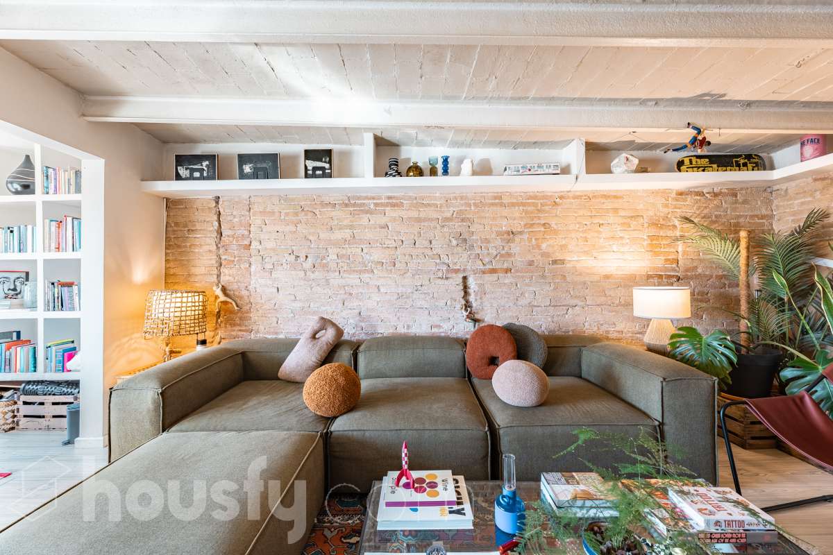 ¡Housfy presenta ático en venta con terraza comunitaria en el corazón de la Vila de Gràcia! Ubicado en una 5ª planta de finca con ascensor construida en el año 1900, te presentamos esta vivienda en una de las calles más emblemáticas de Barcelona, rodeada de vida, cultura y servicios, y a un paso de todo lo que necesitas. En pleno corazón de Gràcia, en Carrer Gran de Gràcia, te presentamos este amplio y luminoso piso de 91m² construidos y 86m² sin elementos comunes (datos verificados en la Dirección General del Catastro) según Catastro) La vivienda se distribuye en: - Salón-comedor luminoso de 40m² - Cocina independiente - Lavadero independiente - 1 habitación doble - 1 baño completo con plato ducha El piso cuenta con techos con bóveda catalana, suelos de parquet, y aire acondicionado. La finca dispone del Informe de la ITE. Situado en una de las mejores ubicaciones de la Vila de Gràcia, en la confluencia de Gran de Gràcia y Rambla del Prat, este inmueble disfruta de un entorno urbano dinámico, elegante y con todos los servicios al alcance. Una ubicación muy demandada que ofrece el equilibrio perfecto entre la vitalidad de un barrio con identidad propia y la comodidad de disponer de todos los servicios y comunicaciones a escasos metros. Cuenta con los siguientes medio de transporte: Metro Fontana (L3), Estación FGC Gràcia con las líneas L6, L7, S1 y S2, que conectan rápidamente con Plaza Catalunya, Sarrià, Sant Cugat, Sabadell y Terrassa; varias líneas de autobús muy próximas, entre ellas: 22 (Pl. Catalunya – El Carmel), 24 (Pl. Catalunya – El Carmel), 39, V17, 87, N24 (bus nocturno). Aviso legal El precio de venta no incluye gastos de la compraventa como notaría, registro, impuestos, ni tampoco honorarios agencia. Esta publicación no es vinculante. Consulta siempre la nota simple con Housfy antes de formalizar la compraventa. Sobre nosotros Housfy es la plataforma integral de servicios inmobiliarios. Nuestra combinación de expertos y tecnología pone al alcance de todo el mundo servicios cómodos, claros y seguros. AICAT número: 7922. Nos encargamos de la gestión y asesoramiento de la compra. ¡Olvídate de todo! Hacemos los trámites por ti. Y, si además necesitas financiación, ponemos a tu disposición un bróker hipotecario para ayudarte a conseguir las mejores condiciones para tu perfil económico. ¿Quieres visitarla? Contacta con Housfy y agenda tu visita sin compromiso. Más información en: housfy.com En cumplimiento de la Ley 8/2026 en Cataluña, el certificado de presencia o ausencia de amianto se encuentra en proceso de tramitación.-6