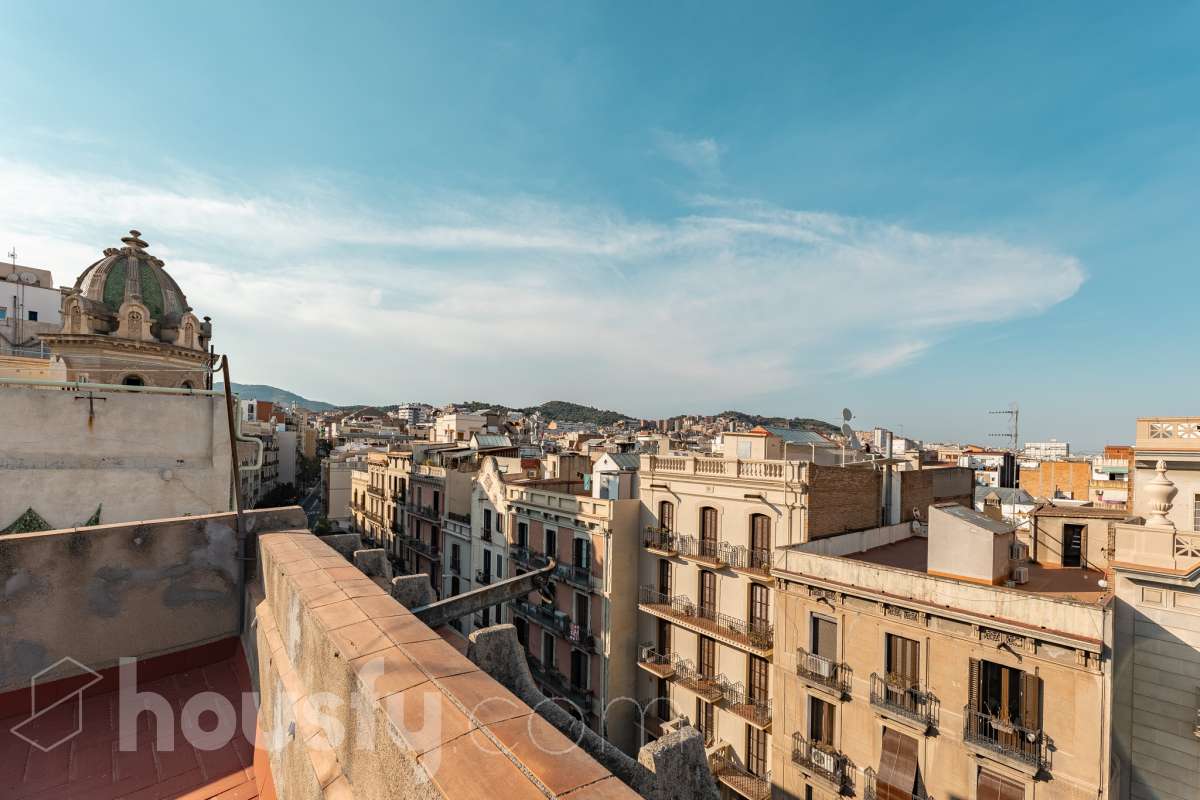 ¡Housfy presenta ático en venta con terraza comunitaria en el corazón de la Vila de Gràcia! Ubicado en una 5ª planta de finca con ascensor construida en el año 1900, te presentamos esta vivienda en una de las calles más emblemáticas de Barcelona, rodeada de vida, cultura y servicios, y a un paso de todo lo que necesitas. En pleno corazón de Gràcia, en Carrer Gran de Gràcia, te presentamos este amplio y luminoso piso de 91m² construidos y 86m² sin elementos comunes (datos verificados en la Dirección General del Catastro) según Catastro) La vivienda se distribuye en: - Salón-comedor luminoso de 40m² - Cocina independiente - Lavadero independiente - 1 habitación doble - 1 baño completo con plato ducha El piso cuenta con techos con bóveda catalana, suelos de parquet, y aire acondicionado. La finca dispone del Informe de la ITE. Situado en una de las mejores ubicaciones de la Vila de Gràcia, en la confluencia de Gran de Gràcia y Rambla del Prat, este inmueble disfruta de un entorno urbano dinámico, elegante y con todos los servicios al alcance. Una ubicación muy demandada que ofrece el equilibrio perfecto entre la vitalidad de un barrio con identidad propia y la comodidad de disponer de todos los servicios y comunicaciones a escasos metros. Cuenta con los siguientes medio de transporte: Metro Fontana (L3), Estación FGC Gràcia con las líneas L6, L7, S1 y S2, que conectan rápidamente con Plaza Catalunya, Sarrià, Sant Cugat, Sabadell y Terrassa; varias líneas de autobús muy próximas, entre ellas: 22 (Pl. Catalunya – El Carmel), 24 (Pl. Catalunya – El Carmel), 39, V17, 87, N24 (bus nocturno). Aviso legal El precio de venta no incluye gastos de la compraventa como notaría, registro, impuestos, ni tampoco honorarios agencia. Esta publicación no es vinculante. Consulta siempre la nota simple con Housfy antes de formalizar la compraventa. Sobre nosotros Housfy es la plataforma integral de servicios inmobiliarios. Nuestra combinación de expertos y tecnología pone al alcance de todo el mundo servicios cómodos, claros y seguros. AICAT número: 7922. Nos encargamos de la gestión y asesoramiento de la compra. ¡Olvídate de todo! Hacemos los trámites por ti. Y, si además necesitas financiación, ponemos a tu disposición un bróker hipotecario para ayudarte a conseguir las mejores condiciones para tu perfil económico. ¿Quieres visitarla? Contacta con Housfy y agenda tu visita sin compromiso. Más información en: housfy.com En cumplimiento de la Ley 8/2026 en Cataluña, el certificado de presencia o ausencia de amianto se encuentra en proceso de tramitación.-40