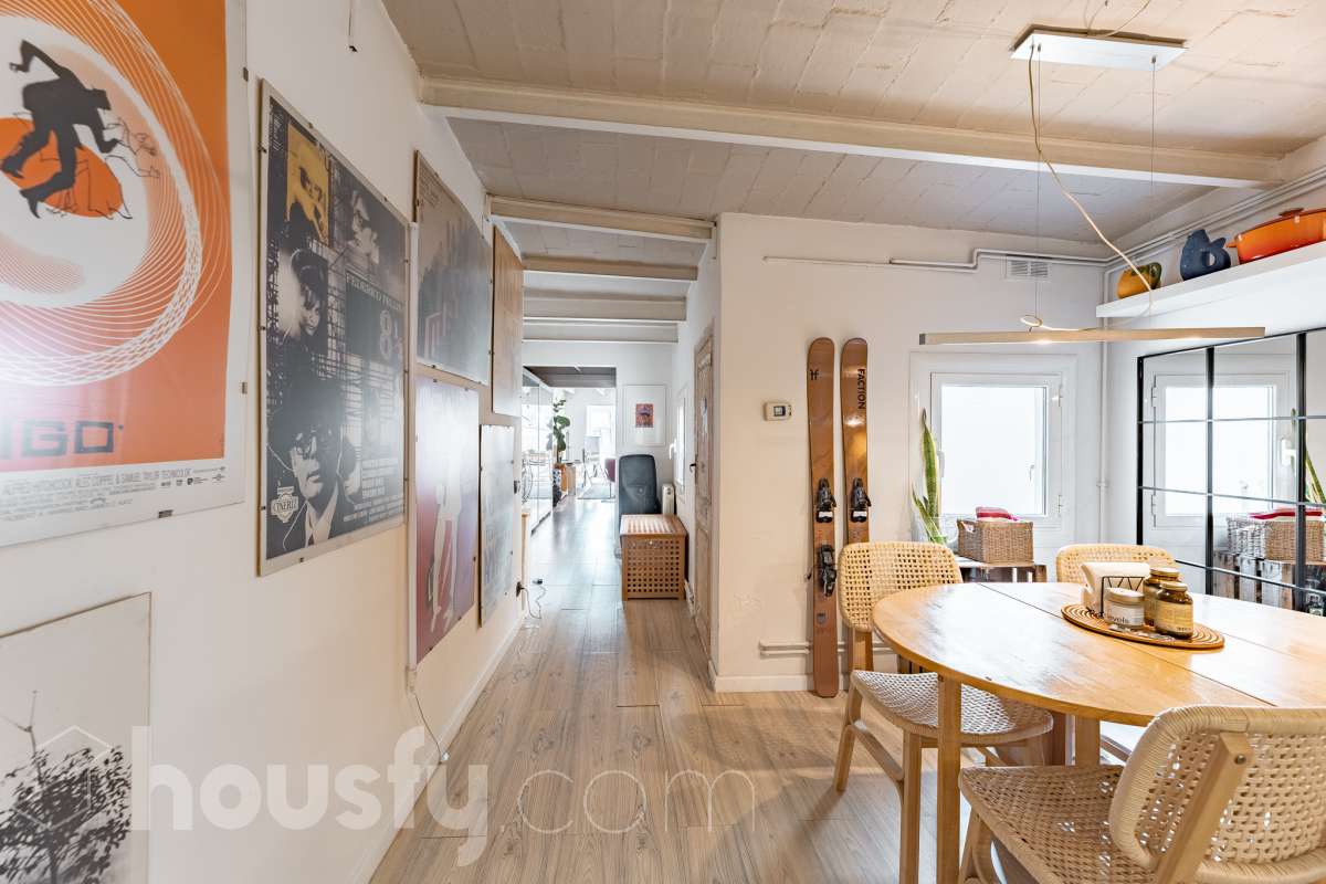 ¡Housfy presenta ático en venta con terraza comunitaria en el corazón de la Vila de Gràcia! Ubicado en una 5ª planta de finca con ascensor construida en el año 1900, te presentamos esta vivienda en una de las calles más emblemáticas de Barcelona, rodeada de vida, cultura y servicios, y a un paso de todo lo que necesitas. En pleno corazón de Gràcia, en Carrer Gran de Gràcia, te presentamos este amplio y luminoso piso de 91m² construidos y 86m² sin elementos comunes (datos verificados en la Dirección General del Catastro) según Catastro) La vivienda se distribuye en: - Salón-comedor luminoso de 40m² - Cocina independiente - Lavadero independiente - 1 habitación doble - 1 baño completo con plato ducha El piso cuenta con techos con bóveda catalana, suelos de parquet, y aire acondicionado. La finca dispone del Informe de la ITE. Situado en una de las mejores ubicaciones de la Vila de Gràcia, en la confluencia de Gran de Gràcia y Rambla del Prat, este inmueble disfruta de un entorno urbano dinámico, elegante y con todos los servicios al alcance. Una ubicación muy demandada que ofrece el equilibrio perfecto entre la vitalidad de un barrio con identidad propia y la comodidad de disponer de todos los servicios y comunicaciones a escasos metros. Cuenta con los siguientes medio de transporte: Metro Fontana (L3), Estación FGC Gràcia con las líneas L6, L7, S1 y S2, que conectan rápidamente con Plaza Catalunya, Sarrià, Sant Cugat, Sabadell y Terrassa; varias líneas de autobús muy próximas, entre ellas: 22 (Pl. Catalunya – El Carmel), 24 (Pl. Catalunya – El Carmel), 39, V17, 87, N24 (bus nocturno). Aviso legal El precio de venta no incluye gastos de la compraventa como notaría, registro, impuestos, ni tampoco honorarios agencia. Esta publicación no es vinculante. Consulta siempre la nota simple con Housfy antes de formalizar la compraventa. Sobre nosotros Housfy es la plataforma integral de servicios inmobiliarios. Nuestra combinación de expertos y tecnología pone al alcance de todo el mundo servicios cómodos, claros y seguros. AICAT número: 7922. Nos encargamos de la gestión y asesoramiento de la compra. ¡Olvídate de todo! Hacemos los trámites por ti. Y, si además necesitas financiación, ponemos a tu disposición un bróker hipotecario para ayudarte a conseguir las mejores condiciones para tu perfil económico. ¿Quieres visitarla? Contacta con Housfy y agenda tu visita sin compromiso. Más información en: housfy.com En cumplimiento de la Ley 8/2026 en Cataluña, el certificado de presencia o ausencia de amianto se encuentra en proceso de tramitación.-24