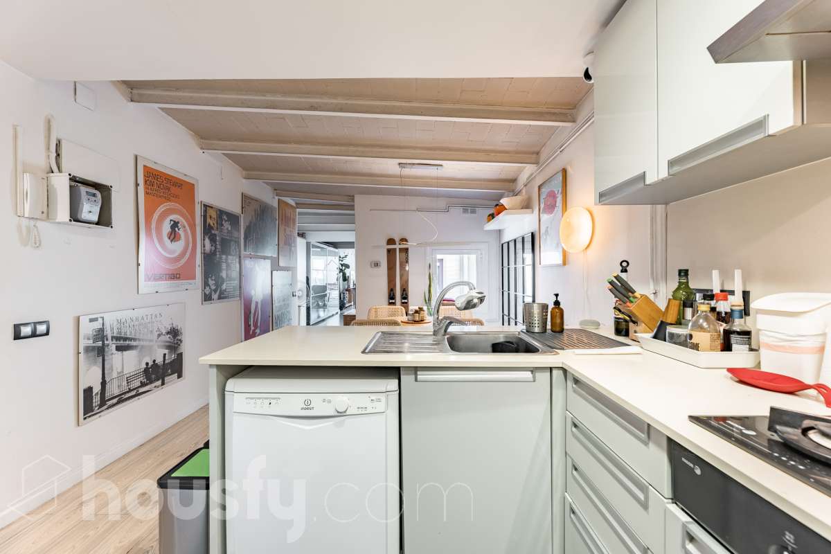 ¡Housfy presenta ático en venta con terraza comunitaria en el corazón de la Vila de Gràcia! Ubicado en una 5ª planta de finca con ascensor construida en el año 1900, te presentamos esta vivienda en una de las calles más emblemáticas de Barcelona, rodeada de vida, cultura y servicios, y a un paso de todo lo que necesitas. En pleno corazón de Gràcia, en Carrer Gran de Gràcia, te presentamos este amplio y luminoso piso de 91m² construidos y 86m² sin elementos comunes (datos verificados en la Dirección General del Catastro) según Catastro) La vivienda se distribuye en: - Salón-comedor luminoso de 40m² - Cocina independiente - Lavadero independiente - 1 habitación doble - 1 baño completo con plato ducha El piso cuenta con techos con bóveda catalana, suelos de parquet, y aire acondicionado. La finca dispone del Informe de la ITE. Situado en una de las mejores ubicaciones de la Vila de Gràcia, en la confluencia de Gran de Gràcia y Rambla del Prat, este inmueble disfruta de un entorno urbano dinámico, elegante y con todos los servicios al alcance. Una ubicación muy demandada que ofrece el equilibrio perfecto entre la vitalidad de un barrio con identidad propia y la comodidad de disponer de todos los servicios y comunicaciones a escasos metros. Cuenta con los siguientes medio de transporte: Metro Fontana (L3), Estación FGC Gràcia con las líneas L6, L7, S1 y S2, que conectan rápidamente con Plaza Catalunya, Sarrià, Sant Cugat, Sabadell y Terrassa; varias líneas de autobús muy próximas, entre ellas: 22 (Pl. Catalunya – El Carmel), 24 (Pl. Catalunya – El Carmel), 39, V17, 87, N24 (bus nocturno). Aviso legal El precio de venta no incluye gastos de la compraventa como notaría, registro, impuestos, ni tampoco honorarios agencia. Esta publicación no es vinculante. Consulta siempre la nota simple con Housfy antes de formalizar la compraventa. Sobre nosotros Housfy es la plataforma integral de servicios inmobiliarios. Nuestra combinación de expertos y tecnología pone al alcance de todo el mundo servicios cómodos, claros y seguros. AICAT número: 7922. Nos encargamos de la gestión y asesoramiento de la compra. ¡Olvídate de todo! Hacemos los trámites por ti. Y, si además necesitas financiación, ponemos a tu disposición un bróker hipotecario para ayudarte a conseguir las mejores condiciones para tu perfil económico. ¿Quieres visitarla? Contacta con Housfy y agenda tu visita sin compromiso. Más información en: housfy.com En cumplimiento de la Ley 8/2026 en Cataluña, el certificado de presencia o ausencia de amianto se encuentra en proceso de tramitación.-23