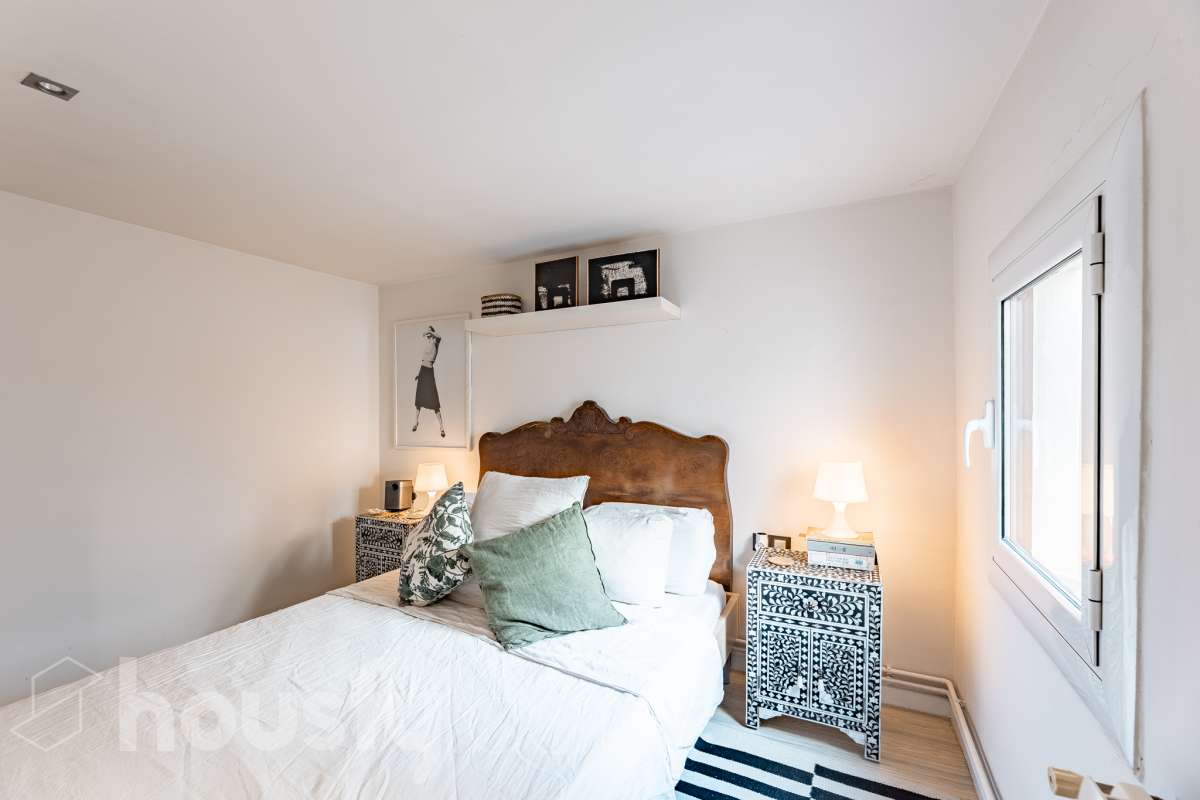 ¡Housfy presenta ático en venta con terraza comunitaria en el corazón de la Vila de Gràcia! Ubicado en una 5ª planta de finca con ascensor construida en el año 1900, te presentamos esta vivienda en una de las calles más emblemáticas de Barcelona, rodeada de vida, cultura y servicios, y a un paso de todo lo que necesitas. En pleno corazón de Gràcia, en Carrer Gran de Gràcia, te presentamos este amplio y luminoso piso de 91m² construidos y 86m² sin elementos comunes (datos verificados en la Dirección General del Catastro) según Catastro) La vivienda se distribuye en: - Salón-comedor luminoso de 40m² - Cocina independiente - Lavadero independiente - 1 habitación doble - 1 baño completo con plato ducha El piso cuenta con techos con bóveda catalana, suelos de parquet, y aire acondicionado. La finca dispone del Informe de la ITE. Situado en una de las mejores ubicaciones de la Vila de Gràcia, en la confluencia de Gran de Gràcia y Rambla del Prat, este inmueble disfruta de un entorno urbano dinámico, elegante y con todos los servicios al alcance. Una ubicación muy demandada que ofrece el equilibrio perfecto entre la vitalidad de un barrio con identidad propia y la comodidad de disponer de todos los servicios y comunicaciones a escasos metros. Cuenta con los siguientes medio de transporte: Metro Fontana (L3), Estación FGC Gràcia con las líneas L6, L7, S1 y S2, que conectan rápidamente con Plaza Catalunya, Sarrià, Sant Cugat, Sabadell y Terrassa; varias líneas de autobús muy próximas, entre ellas: 22 (Pl. Catalunya – El Carmel), 24 (Pl. Catalunya – El Carmel), 39, V17, 87, N24 (bus nocturno). Aviso legal El precio de venta no incluye gastos de la compraventa como notaría, registro, impuestos, ni tampoco honorarios agencia. Esta publicación no es vinculante. Consulta siempre la nota simple con Housfy antes de formalizar la compraventa. Sobre nosotros Housfy es la plataforma integral de servicios inmobiliarios. Nuestra combinación de expertos y tecnología pone al alcance de todo el mundo servicios cómodos, claros y seguros. AICAT número: 7922. Nos encargamos de la gestión y asesoramiento de la compra. ¡Olvídate de todo! Hacemos los trámites por ti. Y, si además necesitas financiación, ponemos a tu disposición un bróker hipotecario para ayudarte a conseguir las mejores condiciones para tu perfil económico. ¿Quieres visitarla? Contacta con Housfy y agenda tu visita sin compromiso. Más información en: housfy.com En cumplimiento de la Ley 8/2026 en Cataluña, el certificado de presencia o ausencia de amianto se encuentra en proceso de tramitación.-16