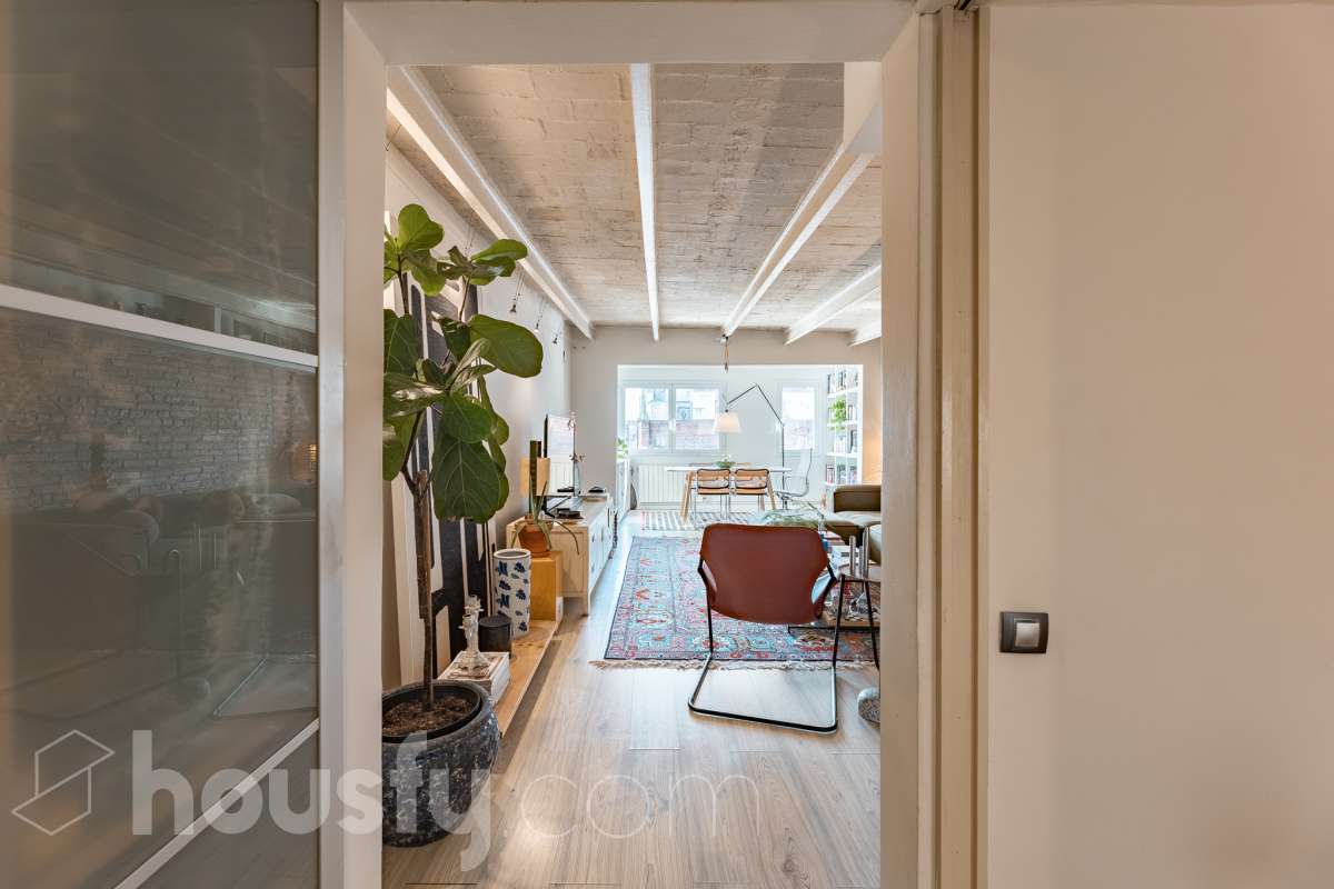 ¡Housfy presenta ático en venta con terraza comunitaria en el corazón de la Vila de Gràcia! Ubicado en una 5ª planta de finca con ascensor construida en el año 1900, te presentamos esta vivienda en una de las calles más emblemáticas de Barcelona, rodeada de vida, cultura y servicios, y a un paso de todo lo que necesitas. En pleno corazón de Gràcia, en Carrer Gran de Gràcia, te presentamos este amplio y luminoso piso de 91m² construidos y 86m² sin elementos comunes (datos verificados en la Dirección General del Catastro) según Catastro) La vivienda se distribuye en: - Salón-comedor luminoso de 40m² - Cocina independiente - Lavadero independiente - 1 habitación doble - 1 baño completo con plato ducha El piso cuenta con techos con bóveda catalana, suelos de parquet, y aire acondicionado. La finca dispone del Informe de la ITE. Situado en una de las mejores ubicaciones de la Vila de Gràcia, en la confluencia de Gran de Gràcia y Rambla del Prat, este inmueble disfruta de un entorno urbano dinámico, elegante y con todos los servicios al alcance. Una ubicación muy demandada que ofrece el equilibrio perfecto entre la vitalidad de un barrio con identidad propia y la comodidad de disponer de todos los servicios y comunicaciones a escasos metros. Cuenta con los siguientes medio de transporte: Metro Fontana (L3), Estación FGC Gràcia con las líneas L6, L7, S1 y S2, que conectan rápidamente con Plaza Catalunya, Sarrià, Sant Cugat, Sabadell y Terrassa; varias líneas de autobús muy próximas, entre ellas: 22 (Pl. Catalunya – El Carmel), 24 (Pl. Catalunya – El Carmel), 39, V17, 87, N24 (bus nocturno). Aviso legal El precio de venta no incluye gastos de la compraventa como notaría, registro, impuestos, ni tampoco honorarios agencia. Esta publicación no es vinculante. Consulta siempre la nota simple con Housfy antes de formalizar la compraventa. Sobre nosotros Housfy es la plataforma integral de servicios inmobiliarios. Nuestra combinación de expertos y tecnología pone al alcance de todo el mundo servicios cómodos, claros y seguros. AICAT número: 7922. Nos encargamos de la gestión y asesoramiento de la compra. ¡Olvídate de todo! Hacemos los trámites por ti. Y, si además necesitas financiación, ponemos a tu disposición un bróker hipotecario para ayudarte a conseguir las mejores condiciones para tu perfil económico. ¿Quieres visitarla? Contacta con Housfy y agenda tu visita sin compromiso. Más información en: housfy.com En cumplimiento de la Ley 8/2026 en Cataluña, el certificado de presencia o ausencia de amianto se encuentra en proceso de tramitación.-13