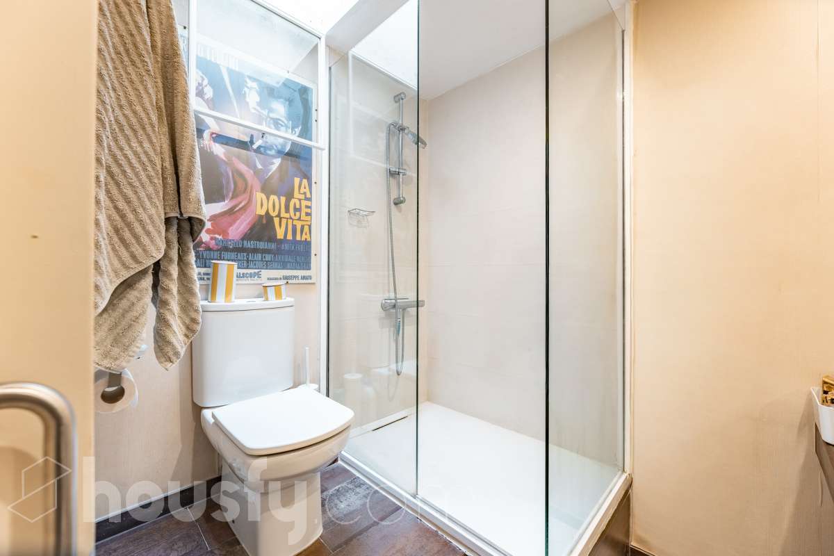 ¡Housfy presenta ático en venta con terraza comunitaria en el corazón de la Vila de Gràcia! Ubicado en una 5ª planta de finca con ascensor construida en el año 1900, te presentamos esta vivienda en una de las calles más emblemáticas de Barcelona, rodeada de vida, cultura y servicios, y a un paso de todo lo que necesitas. En pleno corazón de Gràcia, en Carrer Gran de Gràcia, te presentamos este amplio y luminoso piso de 91m² construidos y 86m² sin elementos comunes (datos verificados en la Dirección General del Catastro) según Catastro) La vivienda se distribuye en: - Salón-comedor luminoso de 40m² - Cocina independiente - Lavadero independiente - 1 habitación doble - 1 baño completo con plato ducha El piso cuenta con techos con bóveda catalana, suelos de parquet, y aire acondicionado. La finca dispone del Informe de la ITE. Situado en una de las mejores ubicaciones de la Vila de Gràcia, en la confluencia de Gran de Gràcia y Rambla del Prat, este inmueble disfruta de un entorno urbano dinámico, elegante y con todos los servicios al alcance. Una ubicación muy demandada que ofrece el equilibrio perfecto entre la vitalidad de un barrio con identidad propia y la comodidad de disponer de todos los servicios y comunicaciones a escasos metros. Cuenta con los siguientes medio de transporte: Metro Fontana (L3), Estación FGC Gràcia con las líneas L6, L7, S1 y S2, que conectan rápidamente con Plaza Catalunya, Sarrià, Sant Cugat, Sabadell y Terrassa; varias líneas de autobús muy próximas, entre ellas: 22 (Pl. Catalunya – El Carmel), 24 (Pl. Catalunya – El Carmel), 39, V17, 87, N24 (bus nocturno). Aviso legal El precio de venta no incluye gastos de la compraventa como notaría, registro, impuestos, ni tampoco honorarios agencia. Esta publicación no es vinculante. Consulta siempre la nota simple con Housfy antes de formalizar la compraventa. Sobre nosotros Housfy es la plataforma integral de servicios inmobiliarios. Nuestra combinación de expertos y tecnología pone al alcance de todo el mundo servicios cómodos, claros y seguros. AICAT número: 7922. Nos encargamos de la gestión y asesoramiento de la compra. ¡Olvídate de todo! Hacemos los trámites por ti. Y, si además necesitas financiación, ponemos a tu disposición un bróker hipotecario para ayudarte a conseguir las mejores condiciones para tu perfil económico. ¿Quieres visitarla? Contacta con Housfy y agenda tu visita sin compromiso. Más información en: housfy.com En cumplimiento de la Ley 8/2026 en Cataluña, el certificado de presencia o ausencia de amianto se encuentra en proceso de tramitación.-28
