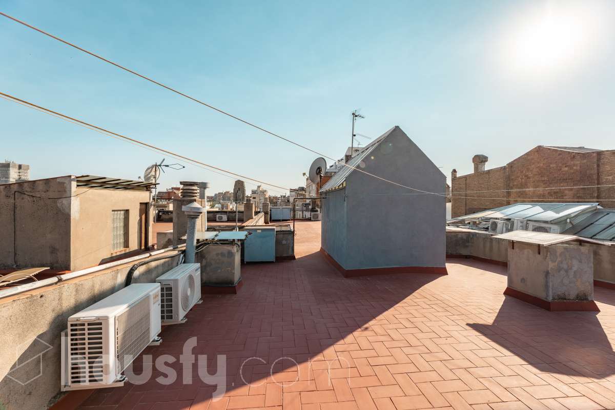 ¡Housfy presenta ático en venta con terraza comunitaria en el corazón de la Vila de Gràcia! Ubicado en una 5ª planta de finca con ascensor construida en el año 1900, te presentamos esta vivienda en una de las calles más emblemáticas de Barcelona, rodeada de vida, cultura y servicios, y a un paso de todo lo que necesitas. En pleno corazón de Gràcia, en Carrer Gran de Gràcia, te presentamos este amplio y luminoso piso de 91m² construidos y 86m² sin elementos comunes (datos verificados en la Dirección General del Catastro) según Catastro) La vivienda se distribuye en: - Salón-comedor luminoso de 40m² - Cocina independiente - Lavadero independiente - 1 habitación doble - 1 baño completo con plato ducha El piso cuenta con techos con bóveda catalana, suelos de parquet, y aire acondicionado. La finca dispone del Informe de la ITE. Situado en una de las mejores ubicaciones de la Vila de Gràcia, en la confluencia de Gran de Gràcia y Rambla del Prat, este inmueble disfruta de un entorno urbano dinámico, elegante y con todos los servicios al alcance. Una ubicación muy demandada que ofrece el equilibrio perfecto entre la vitalidad de un barrio con identidad propia y la comodidad de disponer de todos los servicios y comunicaciones a escasos metros. Cuenta con los siguientes medio de transporte: Metro Fontana (L3), Estación FGC Gràcia con las líneas L6, L7, S1 y S2, que conectan rápidamente con Plaza Catalunya, Sarrià, Sant Cugat, Sabadell y Terrassa; varias líneas de autobús muy próximas, entre ellas: 22 (Pl. Catalunya – El Carmel), 24 (Pl. Catalunya – El Carmel), 39, V17, 87, N24 (bus nocturno). Aviso legal El precio de venta no incluye gastos de la compraventa como notaría, registro, impuestos, ni tampoco honorarios agencia. Esta publicación no es vinculante. Consulta siempre la nota simple con Housfy antes de formalizar la compraventa. Sobre nosotros Housfy es la plataforma integral de servicios inmobiliarios. Nuestra combinación de expertos y tecnología pone al alcance de todo el mundo servicios cómodos, claros y seguros. AICAT número: 7922. Nos encargamos de la gestión y asesoramiento de la compra. ¡Olvídate de todo! Hacemos los trámites por ti. Y, si además necesitas financiación, ponemos a tu disposición un bróker hipotecario para ayudarte a conseguir las mejores condiciones para tu perfil económico. ¿Quieres visitarla? Contacta con Housfy y agenda tu visita sin compromiso. Más información en: housfy.com En cumplimiento de la Ley 8/2026 en Cataluña, el certificado de presencia o ausencia de amianto se encuentra en proceso de tramitación.-35