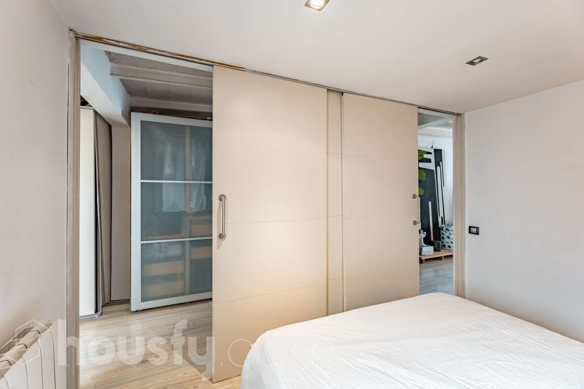 ¡Housfy presenta ático en venta con terraza comunitaria en el corazón de la Vila de Gràcia! Ubicado en una 5ª planta de finca con ascensor construida en el año 1900, te presentamos esta vivienda en una de las calles más emblemáticas de Barcelona, rodeada de vida, cultura y servicios, y a un paso de todo lo que necesitas. En pleno corazón de Gràcia, en Carrer Gran de Gràcia, te presentamos este amplio y luminoso piso de 91m² construidos y 86m² sin elementos comunes (datos verificados en la Dirección General del Catastro) según Catastro) La vivienda se distribuye en: - Salón-comedor luminoso de 40m² - Cocina independiente - Lavadero independiente - 1 habitación doble - 1 baño completo con plato ducha El piso cuenta con techos con bóveda catalana, suelos de parquet, y aire acondicionado. La finca dispone del Informe de la ITE. Situado en una de las mejores ubicaciones de la Vila de Gràcia, en la confluencia de Gran de Gràcia y Rambla del Prat, este inmueble disfruta de un entorno urbano dinámico, elegante y con todos los servicios al alcance. Una ubicación muy demandada que ofrece el equilibrio perfecto entre la vitalidad de un barrio con identidad propia y la comodidad de disponer de todos los servicios y comunicaciones a escasos metros. Cuenta con los siguientes medio de transporte: Metro Fontana (L3), Estación FGC Gràcia con las líneas L6, L7, S1 y S2, que conectan rápidamente con Plaza Catalunya, Sarrià, Sant Cugat, Sabadell y Terrassa; varias líneas de autobús muy próximas, entre ellas: 22 (Pl. Catalunya – El Carmel), 24 (Pl. Catalunya – El Carmel), 39, V17, 87, N24 (bus nocturno). Aviso legal El precio de venta no incluye gastos de la compraventa como notaría, registro, impuestos, ni tampoco honorarios agencia. Esta publicación no es vinculante. Consulta siempre la nota simple con Housfy antes de formalizar la compraventa. Sobre nosotros Housfy es la plataforma integral de servicios inmobiliarios. Nuestra combinación de expertos y tecnología pone al alcance de todo el mundo servicios cómodos, claros y seguros. AICAT número: 7922. Nos encargamos de la gestión y asesoramiento de la compra. ¡Olvídate de todo! Hacemos los trámites por ti. Y, si además necesitas financiación, ponemos a tu disposición un bróker hipotecario para ayudarte a conseguir las mejores condiciones para tu perfil económico. ¿Quieres visitarla? Contacta con Housfy y agenda tu visita sin compromiso. Más información en: housfy.com En cumplimiento de la Ley 8/2026 en Cataluña, el certificado de presencia o ausencia de amianto se encuentra en proceso de tramitación.-12