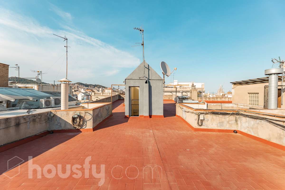 ¡Housfy presenta ático en venta con terraza comunitaria en el corazón de la Vila de Gràcia! Ubicado en una 5ª planta de finca con ascensor construida en el año 1900, te presentamos esta vivienda en una de las calles más emblemáticas de Barcelona, rodeada de vida, cultura y servicios, y a un paso de todo lo que necesitas. En pleno corazón de Gràcia, en Carrer Gran de Gràcia, te presentamos este amplio y luminoso piso de 91m² construidos y 86m² sin elementos comunes (datos verificados en la Dirección General del Catastro) según Catastro) La vivienda se distribuye en: - Salón-comedor luminoso de 40m² - Cocina independiente - Lavadero independiente - 1 habitación doble - 1 baño completo con plato ducha El piso cuenta con techos con bóveda catalana, suelos de parquet, y aire acondicionado. La finca dispone del Informe de la ITE. Situado en una de las mejores ubicaciones de la Vila de Gràcia, en la confluencia de Gran de Gràcia y Rambla del Prat, este inmueble disfruta de un entorno urbano dinámico, elegante y con todos los servicios al alcance. Una ubicación muy demandada que ofrece el equilibrio perfecto entre la vitalidad de un barrio con identidad propia y la comodidad de disponer de todos los servicios y comunicaciones a escasos metros. Cuenta con los siguientes medio de transporte: Metro Fontana (L3), Estación FGC Gràcia con las líneas L6, L7, S1 y S2, que conectan rápidamente con Plaza Catalunya, Sarrià, Sant Cugat, Sabadell y Terrassa; varias líneas de autobús muy próximas, entre ellas: 22 (Pl. Catalunya – El Carmel), 24 (Pl. Catalunya – El Carmel), 39, V17, 87, N24 (bus nocturno). Aviso legal El precio de venta no incluye gastos de la compraventa como notaría, registro, impuestos, ni tampoco honorarios agencia. Esta publicación no es vinculante. Consulta siempre la nota simple con Housfy antes de formalizar la compraventa. Sobre nosotros Housfy es la plataforma integral de servicios inmobiliarios. Nuestra combinación de expertos y tecnología pone al alcance de todo el mundo servicios cómodos, claros y seguros. AICAT número: 7922. Nos encargamos de la gestión y asesoramiento de la compra. ¡Olvídate de todo! Hacemos los trámites por ti. Y, si además necesitas financiación, ponemos a tu disposición un bróker hipotecario para ayudarte a conseguir las mejores condiciones para tu perfil económico. ¿Quieres visitarla? Contacta con Housfy y agenda tu visita sin compromiso. Más información en: housfy.com En cumplimiento de la Ley 8/2026 en Cataluña, el certificado de presencia o ausencia de amianto se encuentra en proceso de tramitación.-33