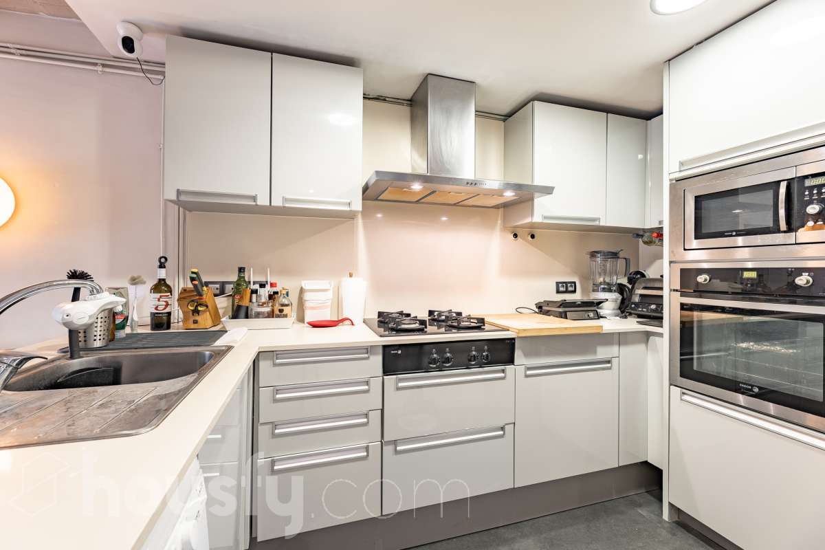 ¡Housfy presenta ático en venta con terraza comunitaria en el corazón de la Vila de Gràcia! Ubicado en una 5ª planta de finca con ascensor construida en el año 1900, te presentamos esta vivienda en una de las calles más emblemáticas de Barcelona, rodeada de vida, cultura y servicios, y a un paso de todo lo que necesitas. En pleno corazón de Gràcia, en Carrer Gran de Gràcia, te presentamos este amplio y luminoso piso de 91m² construidos y 86m² sin elementos comunes (datos verificados en la Dirección General del Catastro) según Catastro) La vivienda se distribuye en: - Salón-comedor luminoso de 40m² - Cocina independiente - Lavadero independiente - 1 habitación doble - 1 baño completo con plato ducha El piso cuenta con techos con bóveda catalana, suelos de parquet, y aire acondicionado. La finca dispone del Informe de la ITE. Situado en una de las mejores ubicaciones de la Vila de Gràcia, en la confluencia de Gran de Gràcia y Rambla del Prat, este inmueble disfruta de un entorno urbano dinámico, elegante y con todos los servicios al alcance. Una ubicación muy demandada que ofrece el equilibrio perfecto entre la vitalidad de un barrio con identidad propia y la comodidad de disponer de todos los servicios y comunicaciones a escasos metros. Cuenta con los siguientes medio de transporte: Metro Fontana (L3), Estación FGC Gràcia con las líneas L6, L7, S1 y S2, que conectan rápidamente con Plaza Catalunya, Sarrià, Sant Cugat, Sabadell y Terrassa; varias líneas de autobús muy próximas, entre ellas: 22 (Pl. Catalunya – El Carmel), 24 (Pl. Catalunya – El Carmel), 39, V17, 87, N24 (bus nocturno). Aviso legal El precio de venta no incluye gastos de la compraventa como notaría, registro, impuestos, ni tampoco honorarios agencia. Esta publicación no es vinculante. Consulta siempre la nota simple con Housfy antes de formalizar la compraventa. Sobre nosotros Housfy es la plataforma integral de servicios inmobiliarios. Nuestra combinación de expertos y tecnología pone al alcance de todo el mundo servicios cómodos, claros y seguros. AICAT número: 7922. Nos encargamos de la gestión y asesoramiento de la compra. ¡Olvídate de todo! Hacemos los trámites por ti. Y, si además necesitas financiación, ponemos a tu disposición un bróker hipotecario para ayudarte a conseguir las mejores condiciones para tu perfil económico. ¿Quieres visitarla? Contacta con Housfy y agenda tu visita sin compromiso. Más información en: housfy.com En cumplimiento de la Ley 8/2026 en Cataluña, el certificado de presencia o ausencia de amianto se encuentra en proceso de tramitación.-22