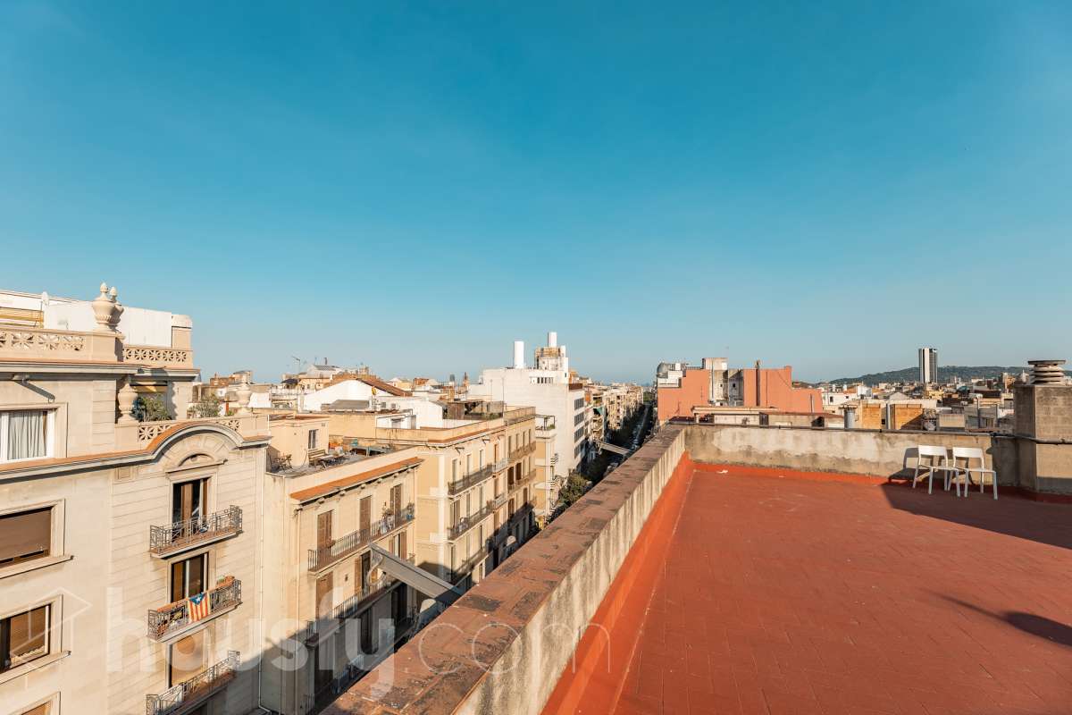 ¡Housfy presenta ático en venta con terraza comunitaria en el corazón de la Vila de Gràcia! Ubicado en una 5ª planta de finca con ascensor construida en el año 1900, te presentamos esta vivienda en una de las calles más emblemáticas de Barcelona, rodeada de vida, cultura y servicios, y a un paso de todo lo que necesitas. En pleno corazón de Gràcia, en Carrer Gran de Gràcia, te presentamos este amplio y luminoso piso de 91m² construidos y 86m² sin elementos comunes (datos verificados en la Dirección General del Catastro) según Catastro) La vivienda se distribuye en: - Salón-comedor luminoso de 40m² - Cocina independiente - Lavadero independiente - 1 habitación doble - 1 baño completo con plato ducha El piso cuenta con techos con bóveda catalana, suelos de parquet, y aire acondicionado. La finca dispone del Informe de la ITE. Situado en una de las mejores ubicaciones de la Vila de Gràcia, en la confluencia de Gran de Gràcia y Rambla del Prat, este inmueble disfruta de un entorno urbano dinámico, elegante y con todos los servicios al alcance. Una ubicación muy demandada que ofrece el equilibrio perfecto entre la vitalidad de un barrio con identidad propia y la comodidad de disponer de todos los servicios y comunicaciones a escasos metros. Cuenta con los siguientes medio de transporte: Metro Fontana (L3), Estación FGC Gràcia con las líneas L6, L7, S1 y S2, que conectan rápidamente con Plaza Catalunya, Sarrià, Sant Cugat, Sabadell y Terrassa; varias líneas de autobús muy próximas, entre ellas: 22 (Pl. Catalunya – El Carmel), 24 (Pl. Catalunya – El Carmel), 39, V17, 87, N24 (bus nocturno). Aviso legal El precio de venta no incluye gastos de la compraventa como notaría, registro, impuestos, ni tampoco honorarios agencia. Esta publicación no es vinculante. Consulta siempre la nota simple con Housfy antes de formalizar la compraventa. Sobre nosotros Housfy es la plataforma integral de servicios inmobiliarios. Nuestra combinación de expertos y tecnología pone al alcance de todo el mundo servicios cómodos, claros y seguros. AICAT número: 7922. Nos encargamos de la gestión y asesoramiento de la compra. ¡Olvídate de todo! Hacemos los trámites por ti. Y, si además necesitas financiación, ponemos a tu disposición un bróker hipotecario para ayudarte a conseguir las mejores condiciones para tu perfil económico. ¿Quieres visitarla? Contacta con Housfy y agenda tu visita sin compromiso. Más información en: housfy.com En cumplimiento de la Ley 8/2026 en Cataluña, el certificado de presencia o ausencia de amianto se encuentra en proceso de tramitación.-37