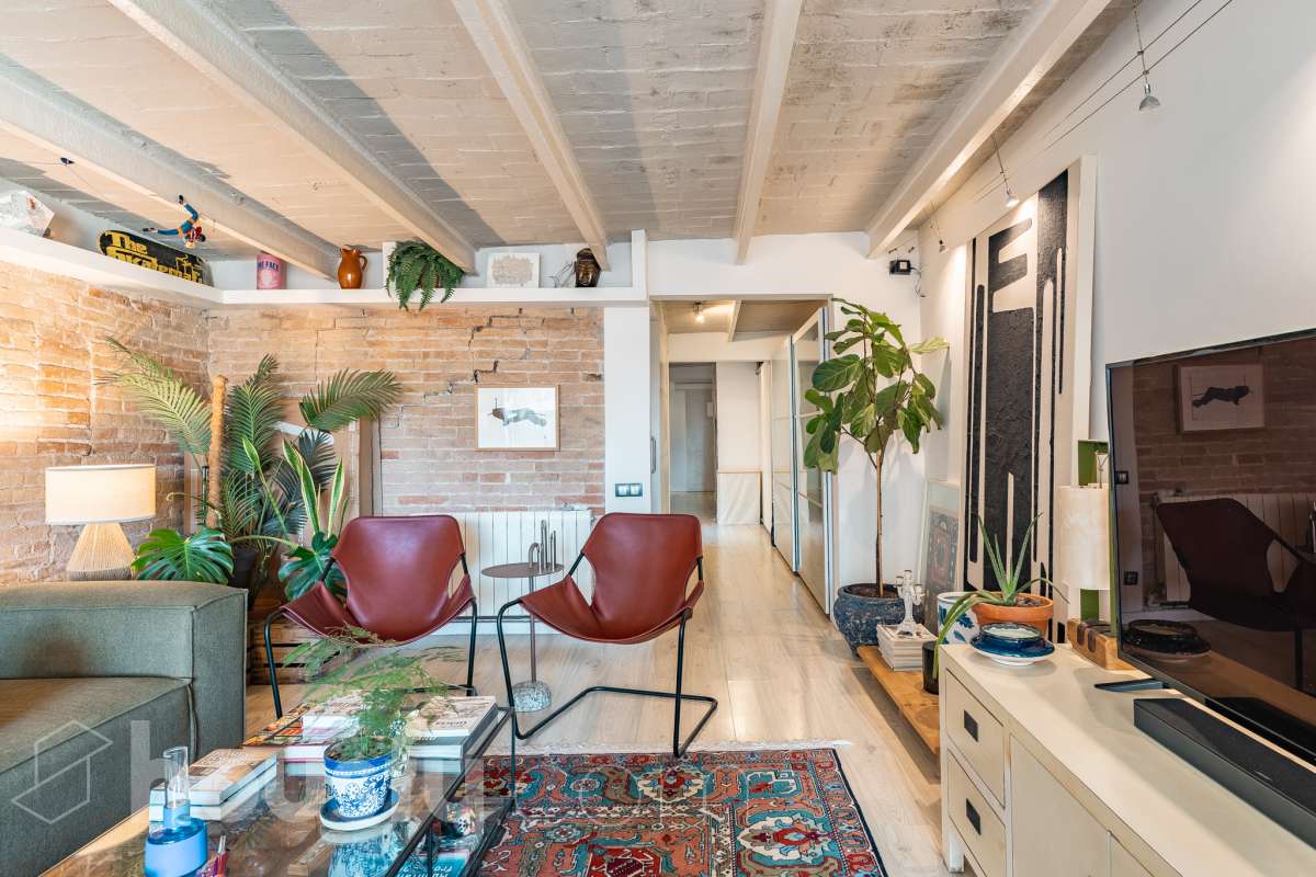 ¡Housfy presenta ático en venta con terraza comunitaria en el corazón de la Vila de Gràcia! Ubicado en una 5ª planta de finca con ascensor construida en el año 1900, te presentamos esta vivienda en una de las calles más emblemáticas de Barcelona, rodeada de vida, cultura y servicios, y a un paso de todo lo que necesitas. En pleno corazón de Gràcia, en Carrer Gran de Gràcia, te presentamos este amplio y luminoso piso de 91m² construidos y 86m² sin elementos comunes (datos verificados en la Dirección General del Catastro) según Catastro) La vivienda se distribuye en: - Salón-comedor luminoso de 40m² - Cocina independiente - Lavadero independiente - 1 habitación doble - 1 baño completo con plato ducha El piso cuenta con techos con bóveda catalana, suelos de parquet, y aire acondicionado. La finca dispone del Informe de la ITE. Situado en una de las mejores ubicaciones de la Vila de Gràcia, en la confluencia de Gran de Gràcia y Rambla del Prat, este inmueble disfruta de un entorno urbano dinámico, elegante y con todos los servicios al alcance. Una ubicación muy demandada que ofrece el equilibrio perfecto entre la vitalidad de un barrio con identidad propia y la comodidad de disponer de todos los servicios y comunicaciones a escasos metros. Cuenta con los siguientes medio de transporte: Metro Fontana (L3), Estación FGC Gràcia con las líneas L6, L7, S1 y S2, que conectan rápidamente con Plaza Catalunya, Sarrià, Sant Cugat, Sabadell y Terrassa; varias líneas de autobús muy próximas, entre ellas: 22 (Pl. Catalunya – El Carmel), 24 (Pl. Catalunya – El Carmel), 39, V17, 87, N24 (bus nocturno). Aviso legal El precio de venta no incluye gastos de la compraventa como notaría, registro, impuestos, ni tampoco honorarios agencia. Esta publicación no es vinculante. Consulta siempre la nota simple con Housfy antes de formalizar la compraventa. Sobre nosotros Housfy es la plataforma integral de servicios inmobiliarios. Nuestra combinación de expertos y tecnología pone al alcance de todo el mundo servicios cómodos, claros y seguros. AICAT número: 7922. Nos encargamos de la gestión y asesoramiento de la compra. ¡Olvídate de todo! Hacemos los trámites por ti. Y, si además necesitas financiación, ponemos a tu disposición un bróker hipotecario para ayudarte a conseguir las mejores condiciones para tu perfil económico. ¿Quieres visitarla? Contacta con Housfy y agenda tu visita sin compromiso. Más información en: housfy.com En cumplimiento de la Ley 8/2026 en Cataluña, el certificado de presencia o ausencia de amianto se encuentra en proceso de tramitación.-8