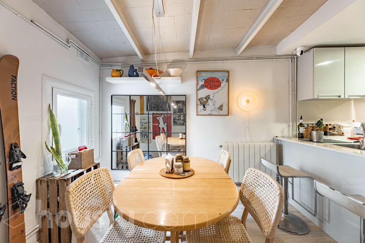 ¡Housfy presenta ático en venta con terraza comunitaria en el corazón de la Vila de Gràcia! Ubicado en una 5ª planta de finca con ascensor construida en el año 1900, te presentamos esta vivienda en una de las calles más emblemáticas de Barcelona, rodeada de vida, cultura y servicios, y a un paso de todo lo que necesitas. En pleno corazón de Gràcia, en Carrer Gran de Gràcia, te presentamos este amplio y luminoso piso de 91m² construidos y 86m² sin elementos comunes (datos verificados en la Dirección General del Catastro) según Catastro) La vivienda se distribuye en: - Salón-comedor luminoso de 40m² - Cocina independiente - Lavadero independiente - 1 habitación doble - 1 baño completo con plato ducha El piso cuenta con techos con bóveda catalana, suelos de parquet, y aire acondicionado. La finca dispone del Informe de la ITE. Situado en una de las mejores ubicaciones de la Vila de Gràcia, en la confluencia de Gran de Gràcia y Rambla del Prat, este inmueble disfruta de un entorno urbano dinámico, elegante y con todos los servicios al alcance. Una ubicación muy demandada que ofrece el equilibrio perfecto entre la vitalidad de un barrio con identidad propia y la comodidad de disponer de todos los servicios y comunicaciones a escasos metros. Cuenta con los siguientes medio de transporte: Metro Fontana (L3), Estación FGC Gràcia con las líneas L6, L7, S1 y S2, que conectan rápidamente con Plaza Catalunya, Sarrià, Sant Cugat, Sabadell y Terrassa; varias líneas de autobús muy próximas, entre ellas: 22 (Pl. Catalunya – El Carmel), 24 (Pl. Catalunya – El Carmel), 39, V17, 87, N24 (bus nocturno). Aviso legal El precio de venta no incluye gastos de la compraventa como notaría, registro, impuestos, ni tampoco honorarios agencia. Esta publicación no es vinculante. Consulta siempre la nota simple con Housfy antes de formalizar la compraventa. Sobre nosotros Housfy es la plataforma integral de servicios inmobiliarios. Nuestra combinación de expertos y tecnología pone al alcance de todo el mundo servicios cómodos, claros y seguros. AICAT número: 7922. Nos encargamos de la gestión y asesoramiento de la compra. ¡Olvídate de todo! Hacemos los trámites por ti. Y, si además necesitas financiación, ponemos a tu disposición un bróker hipotecario para ayudarte a conseguir las mejores condiciones para tu perfil económico. ¿Quieres visitarla? Contacta con Housfy y agenda tu visita sin compromiso. Más información en: housfy.com En cumplimiento de la Ley 8/2026 en Cataluña, el certificado de presencia o ausencia de amianto se encuentra en proceso de tramitación.-26
