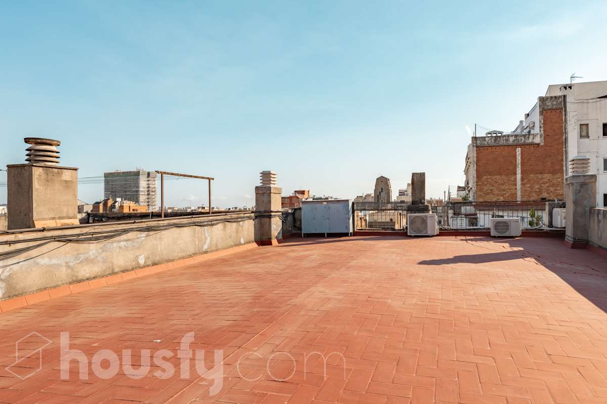 ¡Housfy presenta ático en venta con terraza comunitaria en el corazón de la Vila de Gràcia! Ubicado en una 5ª planta de finca con ascensor construida en el año 1900, te presentamos esta vivienda en una de las calles más emblemáticas de Barcelona, rodeada de vida, cultura y servicios, y a un paso de todo lo que necesitas. En pleno corazón de Gràcia, en Carrer Gran de Gràcia, te presentamos este amplio y luminoso piso de 91m² construidos y 86m² sin elementos comunes (datos verificados en la Dirección General del Catastro) según Catastro) La vivienda se distribuye en: - Salón-comedor luminoso de 40m² - Cocina independiente - Lavadero independiente - 1 habitación doble - 1 baño completo con plato ducha El piso cuenta con techos con bóveda catalana, suelos de parquet, y aire acondicionado. La finca dispone del Informe de la ITE. Situado en una de las mejores ubicaciones de la Vila de Gràcia, en la confluencia de Gran de Gràcia y Rambla del Prat, este inmueble disfruta de un entorno urbano dinámico, elegante y con todos los servicios al alcance. Una ubicación muy demandada que ofrece el equilibrio perfecto entre la vitalidad de un barrio con identidad propia y la comodidad de disponer de todos los servicios y comunicaciones a escasos metros. Cuenta con los siguientes medio de transporte: Metro Fontana (L3), Estación FGC Gràcia con las líneas L6, L7, S1 y S2, que conectan rápidamente con Plaza Catalunya, Sarrià, Sant Cugat, Sabadell y Terrassa; varias líneas de autobús muy próximas, entre ellas: 22 (Pl. Catalunya – El Carmel), 24 (Pl. Catalunya – El Carmel), 39, V17, 87, N24 (bus nocturno). Aviso legal El precio de venta no incluye gastos de la compraventa como notaría, registro, impuestos, ni tampoco honorarios agencia. Esta publicación no es vinculante. Consulta siempre la nota simple con Housfy antes de formalizar la compraventa. Sobre nosotros Housfy es la plataforma integral de servicios inmobiliarios. Nuestra combinación de expertos y tecnología pone al alcance de todo el mundo servicios cómodos, claros y seguros. AICAT número: 7922. Nos encargamos de la gestión y asesoramiento de la compra. ¡Olvídate de todo! Hacemos los trámites por ti. Y, si además necesitas financiación, ponemos a tu disposición un bróker hipotecario para ayudarte a conseguir las mejores condiciones para tu perfil económico. ¿Quieres visitarla? Contacta con Housfy y agenda tu visita sin compromiso. Más información en: housfy.com En cumplimiento de la Ley 8/2026 en Cataluña, el certificado de presencia o ausencia de amianto se encuentra en proceso de tramitación.-31