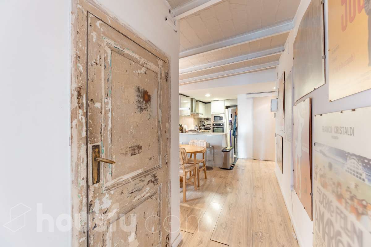 ¡Housfy presenta ático en venta con terraza comunitaria en el corazón de la Vila de Gràcia! Ubicado en una 5ª planta de finca con ascensor construida en el año 1900, te presentamos esta vivienda en una de las calles más emblemáticas de Barcelona, rodeada de vida, cultura y servicios, y a un paso de todo lo que necesitas. En pleno corazón de Gràcia, en Carrer Gran de Gràcia, te presentamos este amplio y luminoso piso de 91m² construidos y 86m² sin elementos comunes (datos verificados en la Dirección General del Catastro) según Catastro) La vivienda se distribuye en: - Salón-comedor luminoso de 40m² - Cocina independiente - Lavadero independiente - 1 habitación doble - 1 baño completo con plato ducha El piso cuenta con techos con bóveda catalana, suelos de parquet, y aire acondicionado. La finca dispone del Informe de la ITE. Situado en una de las mejores ubicaciones de la Vila de Gràcia, en la confluencia de Gran de Gràcia y Rambla del Prat, este inmueble disfruta de un entorno urbano dinámico, elegante y con todos los servicios al alcance. Una ubicación muy demandada que ofrece el equilibrio perfecto entre la vitalidad de un barrio con identidad propia y la comodidad de disponer de todos los servicios y comunicaciones a escasos metros. Cuenta con los siguientes medio de transporte: Metro Fontana (L3), Estación FGC Gràcia con las líneas L6, L7, S1 y S2, que conectan rápidamente con Plaza Catalunya, Sarrià, Sant Cugat, Sabadell y Terrassa; varias líneas de autobús muy próximas, entre ellas: 22 (Pl. Catalunya – El Carmel), 24 (Pl. Catalunya – El Carmel), 39, V17, 87, N24 (bus nocturno). Aviso legal El precio de venta no incluye gastos de la compraventa como notaría, registro, impuestos, ni tampoco honorarios agencia. Esta publicación no es vinculante. Consulta siempre la nota simple con Housfy antes de formalizar la compraventa. Sobre nosotros Housfy es la plataforma integral de servicios inmobiliarios. Nuestra combinación de expertos y tecnología pone al alcance de todo el mundo servicios cómodos, claros y seguros. AICAT número: 7922. Nos encargamos de la gestión y asesoramiento de la compra. ¡Olvídate de todo! Hacemos los trámites por ti. Y, si además necesitas financiación, ponemos a tu disposición un bróker hipotecario para ayudarte a conseguir las mejores condiciones para tu perfil económico. ¿Quieres visitarla? Contacta con Housfy y agenda tu visita sin compromiso. Más información en: housfy.com En cumplimiento de la Ley 8/2026 en Cataluña, el certificado de presencia o ausencia de amianto se encuentra en proceso de tramitación.-4