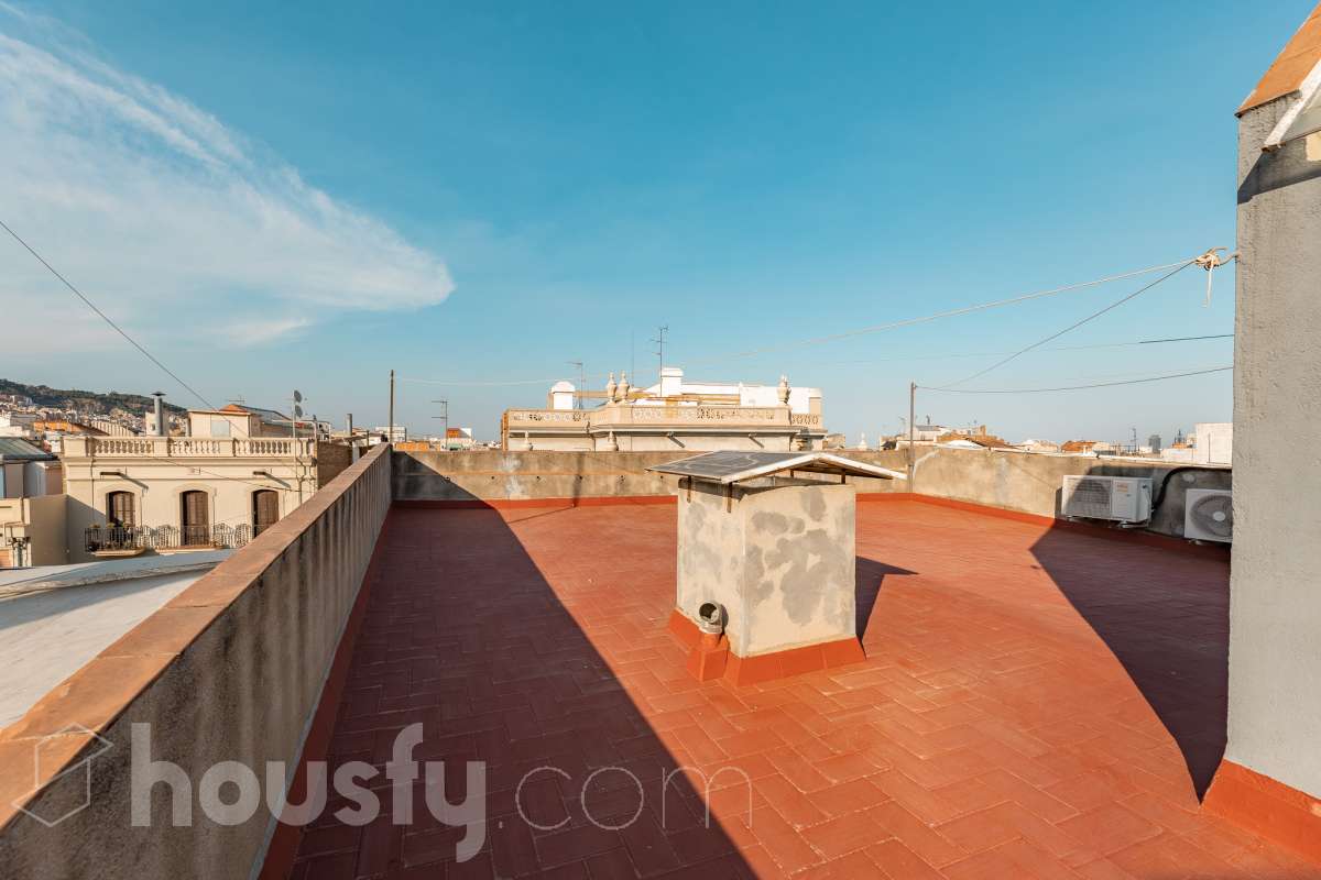 ¡Housfy presenta ático en venta con terraza comunitaria en el corazón de la Vila de Gràcia! Ubicado en una 5ª planta de finca con ascensor construida en el año 1900, te presentamos esta vivienda en una de las calles más emblemáticas de Barcelona, rodeada de vida, cultura y servicios, y a un paso de todo lo que necesitas. En pleno corazón de Gràcia, en Carrer Gran de Gràcia, te presentamos este amplio y luminoso piso de 91m² construidos y 86m² sin elementos comunes (datos verificados en la Dirección General del Catastro) según Catastro) La vivienda se distribuye en: - Salón-comedor luminoso de 40m² - Cocina independiente - Lavadero independiente - 1 habitación doble - 1 baño completo con plato ducha El piso cuenta con techos con bóveda catalana, suelos de parquet, y aire acondicionado. La finca dispone del Informe de la ITE. Situado en una de las mejores ubicaciones de la Vila de Gràcia, en la confluencia de Gran de Gràcia y Rambla del Prat, este inmueble disfruta de un entorno urbano dinámico, elegante y con todos los servicios al alcance. Una ubicación muy demandada que ofrece el equilibrio perfecto entre la vitalidad de un barrio con identidad propia y la comodidad de disponer de todos los servicios y comunicaciones a escasos metros. Cuenta con los siguientes medio de transporte: Metro Fontana (L3), Estación FGC Gràcia con las líneas L6, L7, S1 y S2, que conectan rápidamente con Plaza Catalunya, Sarrià, Sant Cugat, Sabadell y Terrassa; varias líneas de autobús muy próximas, entre ellas: 22 (Pl. Catalunya – El Carmel), 24 (Pl. Catalunya – El Carmel), 39, V17, 87, N24 (bus nocturno). Aviso legal El precio de venta no incluye gastos de la compraventa como notaría, registro, impuestos, ni tampoco honorarios agencia. Esta publicación no es vinculante. Consulta siempre la nota simple con Housfy antes de formalizar la compraventa. Sobre nosotros Housfy es la plataforma integral de servicios inmobiliarios. Nuestra combinación de expertos y tecnología pone al alcance de todo el mundo servicios cómodos, claros y seguros. AICAT número: 7922. Nos encargamos de la gestión y asesoramiento de la compra. ¡Olvídate de todo! Hacemos los trámites por ti. Y, si además necesitas financiación, ponemos a tu disposición un bróker hipotecario para ayudarte a conseguir las mejores condiciones para tu perfil económico. ¿Quieres visitarla? Contacta con Housfy y agenda tu visita sin compromiso. Más información en: housfy.com En cumplimiento de la Ley 8/2026 en Cataluña, el certificado de presencia o ausencia de amianto se encuentra en proceso de tramitación.-39