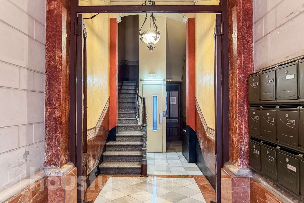 ¡Housfy presenta ático en venta con terraza comunitaria en el corazón de la Vila de Gràcia! Ubicado en una 5ª planta de finca con ascensor construida en el año 1900, te presentamos esta vivienda en una de las calles más emblemáticas de Barcelona, rodeada de vida, cultura y servicios, y a un paso de todo lo que necesitas. En pleno corazón de Gràcia, en Carrer Gran de Gràcia, te presentamos este amplio y luminoso piso de 91m² construidos y 86m² sin elementos comunes (datos verificados en la Dirección General del Catastro) según Catastro) La vivienda se distribuye en: - Salón-comedor luminoso de 40m² - Cocina independiente - Lavadero independiente - 1 habitación doble - 1 baño completo con plato ducha El piso cuenta con techos con bóveda catalana, suelos de parquet, y aire acondicionado. La finca dispone del Informe de la ITE. Situado en una de las mejores ubicaciones de la Vila de Gràcia, en la confluencia de Gran de Gràcia y Rambla del Prat, este inmueble disfruta de un entorno urbano dinámico, elegante y con todos los servicios al alcance. Una ubicación muy demandada que ofrece el equilibrio perfecto entre la vitalidad de un barrio con identidad propia y la comodidad de disponer de todos los servicios y comunicaciones a escasos metros. Cuenta con los siguientes medio de transporte: Metro Fontana (L3), Estación FGC Gràcia con las líneas L6, L7, S1 y S2, que conectan rápidamente con Plaza Catalunya, Sarrià, Sant Cugat, Sabadell y Terrassa; varias líneas de autobús muy próximas, entre ellas: 22 (Pl. Catalunya – El Carmel), 24 (Pl. Catalunya – El Carmel), 39, V17, 87, N24 (bus nocturno). Aviso legal El precio de venta no incluye gastos de la compraventa como notaría, registro, impuestos, ni tampoco honorarios agencia. Esta publicación no es vinculante. Consulta siempre la nota simple con Housfy antes de formalizar la compraventa. Sobre nosotros Housfy es la plataforma integral de servicios inmobiliarios. Nuestra combinación de expertos y tecnología pone al alcance de todo el mundo servicios cómodos, claros y seguros. AICAT número: 7922. Nos encargamos de la gestión y asesoramiento de la compra. ¡Olvídate de todo! Hacemos los trámites por ti. Y, si además necesitas financiación, ponemos a tu disposición un bróker hipotecario para ayudarte a conseguir las mejores condiciones para tu perfil económico. ¿Quieres visitarla? Contacta con Housfy y agenda tu visita sin compromiso. Más información en: housfy.com En cumplimiento de la Ley 8/2026 en Cataluña, el certificado de presencia o ausencia de amianto se encuentra en proceso de tramitación.-41