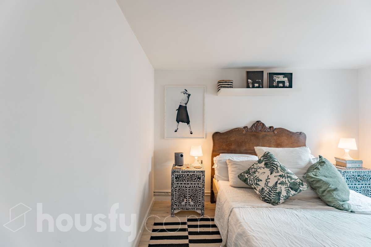 ¡Housfy presenta ático en venta con terraza comunitaria en el corazón de la Vila de Gràcia! Ubicado en una 5ª planta de finca con ascensor construida en el año 1900, te presentamos esta vivienda en una de las calles más emblemáticas de Barcelona, rodeada de vida, cultura y servicios, y a un paso de todo lo que necesitas. En pleno corazón de Gràcia, en Carrer Gran de Gràcia, te presentamos este amplio y luminoso piso de 91m² construidos y 86m² sin elementos comunes (datos verificados en la Dirección General del Catastro) según Catastro) La vivienda se distribuye en: - Salón-comedor luminoso de 40m² - Cocina independiente - Lavadero independiente - 1 habitación doble - 1 baño completo con plato ducha El piso cuenta con techos con bóveda catalana, suelos de parquet, y aire acondicionado. La finca dispone del Informe de la ITE. Situado en una de las mejores ubicaciones de la Vila de Gràcia, en la confluencia de Gran de Gràcia y Rambla del Prat, este inmueble disfruta de un entorno urbano dinámico, elegante y con todos los servicios al alcance. Una ubicación muy demandada que ofrece el equilibrio perfecto entre la vitalidad de un barrio con identidad propia y la comodidad de disponer de todos los servicios y comunicaciones a escasos metros. Cuenta con los siguientes medio de transporte: Metro Fontana (L3), Estación FGC Gràcia con las líneas L6, L7, S1 y S2, que conectan rápidamente con Plaza Catalunya, Sarrià, Sant Cugat, Sabadell y Terrassa; varias líneas de autobús muy próximas, entre ellas: 22 (Pl. Catalunya – El Carmel), 24 (Pl. Catalunya – El Carmel), 39, V17, 87, N24 (bus nocturno). Aviso legal El precio de venta no incluye gastos de la compraventa como notaría, registro, impuestos, ni tampoco honorarios agencia. Esta publicación no es vinculante. Consulta siempre la nota simple con Housfy antes de formalizar la compraventa. Sobre nosotros Housfy es la plataforma integral de servicios inmobiliarios. Nuestra combinación de expertos y tecnología pone al alcance de todo el mundo servicios cómodos, claros y seguros. AICAT número: 7922. Nos encargamos de la gestión y asesoramiento de la compra. ¡Olvídate de todo! Hacemos los trámites por ti. Y, si además necesitas financiación, ponemos a tu disposición un bróker hipotecario para ayudarte a conseguir las mejores condiciones para tu perfil económico. ¿Quieres visitarla? Contacta con Housfy y agenda tu visita sin compromiso. Más información en: housfy.com En cumplimiento de la Ley 8/2026 en Cataluña, el certificado de presencia o ausencia de amianto se encuentra en proceso de tramitación.-18