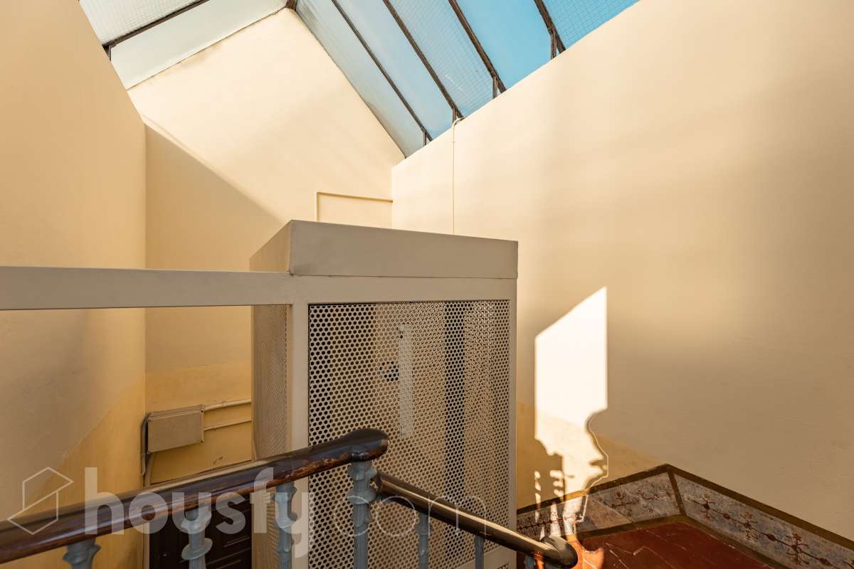¡Housfy presenta ático en venta con terraza comunitaria en el corazón de la Vila de Gràcia! Ubicado en una 5ª planta de finca con ascensor construida en el año 1900, te presentamos esta vivienda en una de las calles más emblemáticas de Barcelona, rodeada de vida, cultura y servicios, y a un paso de todo lo que necesitas. En pleno corazón de Gràcia, en Carrer Gran de Gràcia, te presentamos este amplio y luminoso piso de 91m² construidos y 86m² sin elementos comunes (datos verificados en la Dirección General del Catastro) según Catastro) La vivienda se distribuye en: - Salón-comedor luminoso de 40m² - Cocina independiente - Lavadero independiente - 1 habitación doble - 1 baño completo con plato ducha El piso cuenta con techos con bóveda catalana, suelos de parquet, y aire acondicionado. La finca dispone del Informe de la ITE. Situado en una de las mejores ubicaciones de la Vila de Gràcia, en la confluencia de Gran de Gràcia y Rambla del Prat, este inmueble disfruta de un entorno urbano dinámico, elegante y con todos los servicios al alcance. Una ubicación muy demandada que ofrece el equilibrio perfecto entre la vitalidad de un barrio con identidad propia y la comodidad de disponer de todos los servicios y comunicaciones a escasos metros. Cuenta con los siguientes medio de transporte: Metro Fontana (L3), Estación FGC Gràcia con las líneas L6, L7, S1 y S2, que conectan rápidamente con Plaza Catalunya, Sarrià, Sant Cugat, Sabadell y Terrassa; varias líneas de autobús muy próximas, entre ellas: 22 (Pl. Catalunya – El Carmel), 24 (Pl. Catalunya – El Carmel), 39, V17, 87, N24 (bus nocturno). Aviso legal El precio de venta no incluye gastos de la compraventa como notaría, registro, impuestos, ni tampoco honorarios agencia. Esta publicación no es vinculante. Consulta siempre la nota simple con Housfy antes de formalizar la compraventa. Sobre nosotros Housfy es la plataforma integral de servicios inmobiliarios. Nuestra combinación de expertos y tecnología pone al alcance de todo el mundo servicios cómodos, claros y seguros. AICAT número: 7922. Nos encargamos de la gestión y asesoramiento de la compra. ¡Olvídate de todo! Hacemos los trámites por ti. Y, si además necesitas financiación, ponemos a tu disposición un bróker hipotecario para ayudarte a conseguir las mejores condiciones para tu perfil económico. ¿Quieres visitarla? Contacta con Housfy y agenda tu visita sin compromiso. Más información en: housfy.com En cumplimiento de la Ley 8/2026 en Cataluña, el certificado de presencia o ausencia de amianto se encuentra en proceso de tramitación.-30