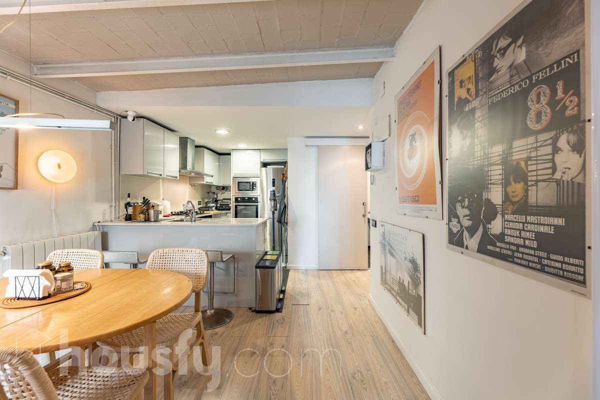 ¡Housfy presenta ático en venta con terraza comunitaria en el corazón de la Vila de Gràcia! Ubicado en una 5ª planta de finca con ascensor construida en el año 1900, te presentamos esta vivienda en una de las calles más emblemáticas de Barcelona, rodeada de vida, cultura y servicios, y a un paso de todo lo que necesitas. En pleno corazón de Gràcia, en Carrer Gran de Gràcia, te presentamos este amplio y luminoso piso de 91m² construidos y 86m² sin elementos comunes (datos verificados en la Dirección General del Catastro) según Catastro) La vivienda se distribuye en: - Salón-comedor luminoso de 40m² - Cocina independiente - Lavadero independiente - 1 habitación doble - 1 baño completo con plato ducha El piso cuenta con techos con bóveda catalana, suelos de parquet, y aire acondicionado. La finca dispone del Informe de la ITE. Situado en una de las mejores ubicaciones de la Vila de Gràcia, en la confluencia de Gran de Gràcia y Rambla del Prat, este inmueble disfruta de un entorno urbano dinámico, elegante y con todos los servicios al alcance. Una ubicación muy demandada que ofrece el equilibrio perfecto entre la vitalidad de un barrio con identidad propia y la comodidad de disponer de todos los servicios y comunicaciones a escasos metros. Cuenta con los siguientes medio de transporte: Metro Fontana (L3), Estación FGC Gràcia con las líneas L6, L7, S1 y S2, que conectan rápidamente con Plaza Catalunya, Sarrià, Sant Cugat, Sabadell y Terrassa; varias líneas de autobús muy próximas, entre ellas: 22 (Pl. Catalunya – El Carmel), 24 (Pl. Catalunya – El Carmel), 39, V17, 87, N24 (bus nocturno). Aviso legal El precio de venta no incluye gastos de la compraventa como notaría, registro, impuestos, ni tampoco honorarios agencia. Esta publicación no es vinculante. Consulta siempre la nota simple con Housfy antes de formalizar la compraventa. Sobre nosotros Housfy es la plataforma integral de servicios inmobiliarios. Nuestra combinación de expertos y tecnología pone al alcance de todo el mundo servicios cómodos, claros y seguros. AICAT número: 7922. Nos encargamos de la gestión y asesoramiento de la compra. ¡Olvídate de todo! Hacemos los trámites por ti. Y, si además necesitas financiación, ponemos a tu disposición un bróker hipotecario para ayudarte a conseguir las mejores condiciones para tu perfil económico. ¿Quieres visitarla? Contacta con Housfy y agenda tu visita sin compromiso. Más información en: housfy.com En cumplimiento de la Ley 8/2026 en Cataluña, el certificado de presencia o ausencia de amianto se encuentra en proceso de tramitación.-27
