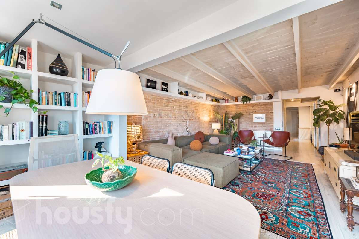 ¡Housfy presenta ático en venta con terraza comunitaria en el corazón de la Vila de Gràcia! Ubicado en una 5ª planta de finca con ascensor construida en el año 1900, te presentamos esta vivienda en una de las calles más emblemáticas de Barcelona, rodeada de vida, cultura y servicios, y a un paso de todo lo que necesitas. En pleno corazón de Gràcia, en Carrer Gran de Gràcia, te presentamos este amplio y luminoso piso de 91m² construidos y 86m² sin elementos comunes (datos verificados en la Dirección General del Catastro) según Catastro) La vivienda se distribuye en: - Salón-comedor luminoso de 40m² - Cocina independiente - Lavadero independiente - 1 habitación doble - 1 baño completo con plato ducha El piso cuenta con techos con bóveda catalana, suelos de parquet, y aire acondicionado. La finca dispone del Informe de la ITE. Situado en una de las mejores ubicaciones de la Vila de Gràcia, en la confluencia de Gran de Gràcia y Rambla del Prat, este inmueble disfruta de un entorno urbano dinámico, elegante y con todos los servicios al alcance. Una ubicación muy demandada que ofrece el equilibrio perfecto entre la vitalidad de un barrio con identidad propia y la comodidad de disponer de todos los servicios y comunicaciones a escasos metros. Cuenta con los siguientes medio de transporte: Metro Fontana (L3), Estación FGC Gràcia con las líneas L6, L7, S1 y S2, que conectan rápidamente con Plaza Catalunya, Sarrià, Sant Cugat, Sabadell y Terrassa; varias líneas de autobús muy próximas, entre ellas: 22 (Pl. Catalunya – El Carmel), 24 (Pl. Catalunya – El Carmel), 39, V17, 87, N24 (bus nocturno). Aviso legal El precio de venta no incluye gastos de la compraventa como notaría, registro, impuestos, ni tampoco honorarios agencia. Esta publicación no es vinculante. Consulta siempre la nota simple con Housfy antes de formalizar la compraventa. Sobre nosotros Housfy es la plataforma integral de servicios inmobiliarios. Nuestra combinación de expertos y tecnología pone al alcance de todo el mundo servicios cómodos, claros y seguros. AICAT número: 7922. Nos encargamos de la gestión y asesoramiento de la compra. ¡Olvídate de todo! Hacemos los trámites por ti. Y, si además necesitas financiación, ponemos a tu disposición un bróker hipotecario para ayudarte a conseguir las mejores condiciones para tu perfil económico. ¿Quieres visitarla? Contacta con Housfy y agenda tu visita sin compromiso. Más información en: housfy.com En cumplimiento de la Ley 8/2026 en Cataluña, el certificado de presencia o ausencia de amianto se encuentra en proceso de tramitación.-11