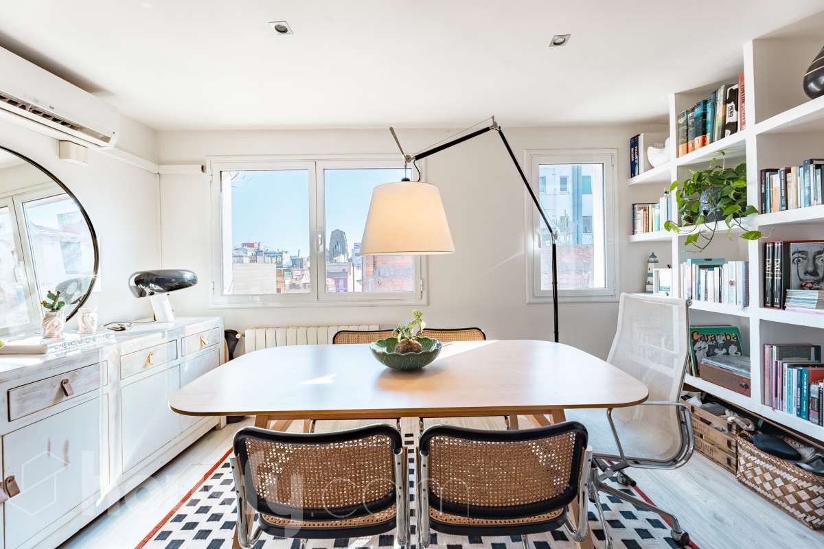 ¡Housfy presenta ático en venta con terraza comunitaria en el corazón de la Vila de Gràcia! Ubicado en una 5ª planta de finca con ascensor construida en el año 1900, te presentamos esta vivienda en una de las calles más emblemáticas de Barcelona, rodeada de vida, cultura y servicios, y a un paso de todo lo que necesitas. En pleno corazón de Gràcia, en Carrer Gran de Gràcia, te presentamos este amplio y luminoso piso de 91m² construidos y 86m² sin elementos comunes (datos verificados en la Dirección General del Catastro) según Catastro) La vivienda se distribuye en: - Salón-comedor luminoso de 40m² - Cocina independiente - Lavadero independiente - 1 habitación doble - 1 baño completo con plato ducha El piso cuenta con techos con bóveda catalana, suelos de parquet, y aire acondicionado. La finca dispone del Informe de la ITE. Situado en una de las mejores ubicaciones de la Vila de Gràcia, en la confluencia de Gran de Gràcia y Rambla del Prat, este inmueble disfruta de un entorno urbano dinámico, elegante y con todos los servicios al alcance. Una ubicación muy demandada que ofrece el equilibrio perfecto entre la vitalidad de un barrio con identidad propia y la comodidad de disponer de todos los servicios y comunicaciones a escasos metros. Cuenta con los siguientes medio de transporte: Metro Fontana (L3), Estación FGC Gràcia con las líneas L6, L7, S1 y S2, que conectan rápidamente con Plaza Catalunya, Sarrià, Sant Cugat, Sabadell y Terrassa; varias líneas de autobús muy próximas, entre ellas: 22 (Pl. Catalunya – El Carmel), 24 (Pl. Catalunya – El Carmel), 39, V17, 87, N24 (bus nocturno). Aviso legal El precio de venta no incluye gastos de la compraventa como notaría, registro, impuestos, ni tampoco honorarios agencia. Esta publicación no es vinculante. Consulta siempre la nota simple con Housfy antes de formalizar la compraventa. Sobre nosotros Housfy es la plataforma integral de servicios inmobiliarios. Nuestra combinación de expertos y tecnología pone al alcance de todo el mundo servicios cómodos, claros y seguros. AICAT número: 7922. Nos encargamos de la gestión y asesoramiento de la compra. ¡Olvídate de todo! Hacemos los trámites por ti. Y, si además necesitas financiación, ponemos a tu disposición un bróker hipotecario para ayudarte a conseguir las mejores condiciones para tu perfil económico. ¿Quieres visitarla? Contacta con Housfy y agenda tu visita sin compromiso. Más información en: housfy.com En cumplimiento de la Ley 8/2026 en Cataluña, el certificado de presencia o ausencia de amianto se encuentra en proceso de tramitación.-9