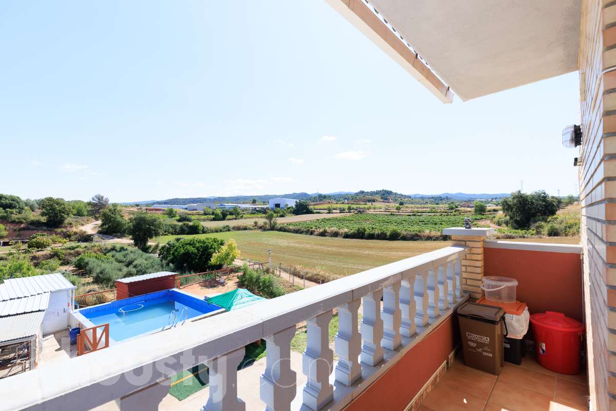 Housfy vende magnífica casa en Sarral. Se vende casa en Sarral, una vivienda luminosa y ubicada en un entorno rural idóneo para disfrutarlo. Construida en el año 2000, con vistas a la montaña, en Sarral. Consta de 302 m2. Distribución del inmueble: - Espléndida casa de 302 m2 en Sarral. (Los metros cuadrados están verificados con la Dirección General de Catastro). - La vivienda dispone de 4 habitaciones, 1 baño y 1 aseo, para familias completas. - Amplio salón-comedor de 25 m2 que te proporcionará el relax diario, creando un precioso y único espacio. - Con una cocina en excelentes condiciones. Muy completa. Características del inmueble: - Sistemas de aire acondicionado y calefacción. - Placas solares. - Exterior. - Terraza de 100 m2. - Con 4 plazas de garaje. - Balcón. - Esta casa cuenta también con un trastero. - Piscina privada. - Además de un precioso jardín privado de 3.700 m2. Sobre la ubicación, se sitúa en Sarral, municipio de Tarragona. Con todos los servicios que puedas necesitar para facilitar tus días en todo momento. No lo dudes más y contacta con nosotros para agendar una visita, conseguiremos la vivienda de tus sueños. El precio de venta no incluye gastos de la compraventa como notaría, registro, impuestos, ni tampoco honorarios agencia. Esta publicación no es vinculante. Consulta siempre la nota simple con Housfy antes de formalizar la compraventa. Este anuncio contiene imágenes ilustrativas, con el objetivo de mostrar el potencial de la propiedad, y pueden diferir del resultado final. Sobre nosotros. Housfy es la plataforma integral de servicios inmobiliarios. Nuestra combinación de expertos y tecnología pone al alcance de todo el mundo servicios cómodos, claros y seguros. AICAT número: 7922. Nos encargamos de la gestión y asesoramiento de la compra. ¡Olvídate de todo! Hacemos los trámites por ti. Y, si además necesitas financiación, ponemos a tu disposición un bróker hipotecario para ayudarte a conseguir las mejores condiciones para tu perfil económico. ¿Tienes alguna duda? Pregúntanos sin compromiso o visítanos en housfy.com.-26