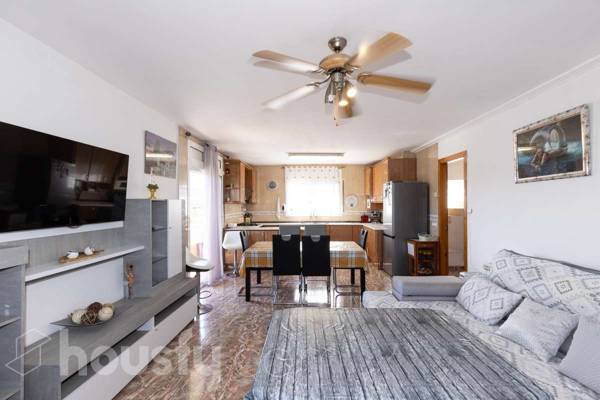 Housfy vende magnífica casa en Sarral. Se vende casa en Sarral, una vivienda luminosa y ubicada en un entorno rural idóneo para disfrutarlo. Construida en el año 2000, con vistas a la montaña, en Sarral. Consta de 302 m2. Distribución del inmueble: - Espléndida casa de 302 m2 en Sarral. (Los metros cuadrados están verificados con la Dirección General de Catastro). - La vivienda dispone de 4 habitaciones, 1 baño y 1 aseo, para familias completas. - Amplio salón-comedor de 25 m2 que te proporcionará el relax diario, creando un precioso y único espacio. - Con una cocina en excelentes condiciones. Muy completa. Características del inmueble: - Sistemas de aire acondicionado y calefacción. - Placas solares. - Exterior. - Terraza de 100 m2. - Con 4 plazas de garaje. - Balcón. - Esta casa cuenta también con un trastero. - Piscina privada. - Además de un precioso jardín privado de 3.700 m2. Sobre la ubicación, se sitúa en Sarral, municipio de Tarragona. Con todos los servicios que puedas necesitar para facilitar tus días en todo momento. No lo dudes más y contacta con nosotros para agendar una visita, conseguiremos la vivienda de tus sueños. El precio de venta no incluye gastos de la compraventa como notaría, registro, impuestos, ni tampoco honorarios agencia. Esta publicación no es vinculante. Consulta siempre la nota simple con Housfy antes de formalizar la compraventa. Este anuncio contiene imágenes ilustrativas, con el objetivo de mostrar el potencial de la propiedad, y pueden diferir del resultado final. Sobre nosotros. Housfy es la plataforma integral de servicios inmobiliarios. Nuestra combinación de expertos y tecnología pone al alcance de todo el mundo servicios cómodos, claros y seguros. AICAT número: 7922. Nos encargamos de la gestión y asesoramiento de la compra. ¡Olvídate de todo! Hacemos los trámites por ti. Y, si además necesitas financiación, ponemos a tu disposición un bróker hipotecario para ayudarte a conseguir las mejores condiciones para tu perfil económico. ¿Tienes alguna duda? Pregúntanos sin compromiso o visítanos en housfy.com.-25