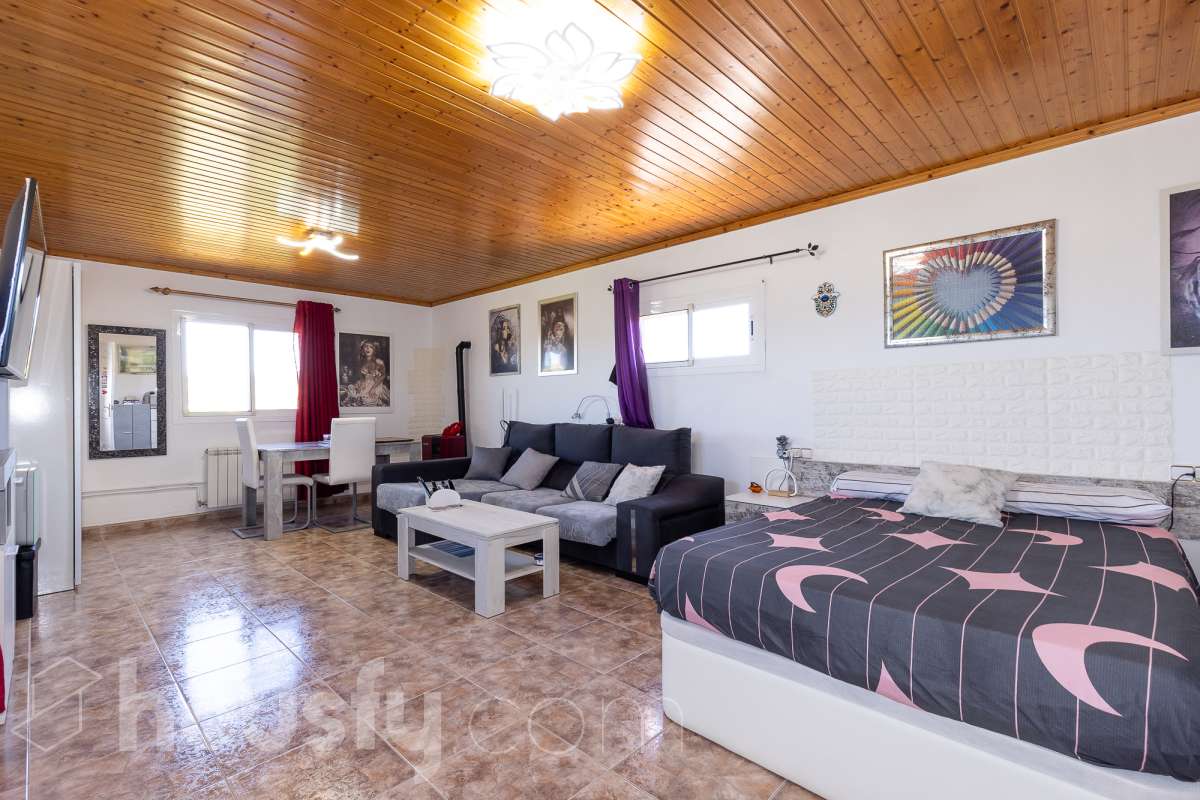 Housfy vende magnífica casa en Sarral. Se vende casa en Sarral, una vivienda luminosa y ubicada en un entorno rural idóneo para disfrutarlo. Construida en el año 2000, con vistas a la montaña, en Sarral. Consta de 302 m2. Distribución del inmueble: - Espléndida casa de 302 m2 en Sarral. (Los metros cuadrados están verificados con la Dirección General de Catastro). - La vivienda dispone de 4 habitaciones, 1 baño y 1 aseo, para familias completas. - Amplio salón-comedor de 25 m2 que te proporcionará el relax diario, creando un precioso y único espacio. - Con una cocina en excelentes condiciones. Muy completa. Características del inmueble: - Sistemas de aire acondicionado y calefacción. - Placas solares. - Exterior. - Terraza de 100 m2. - Con 4 plazas de garaje. - Balcón. - Esta casa cuenta también con un trastero. - Piscina privada. - Además de un precioso jardín privado de 3.700 m2. Sobre la ubicación, se sitúa en Sarral, municipio de Tarragona. Con todos los servicios que puedas necesitar para facilitar tus días en todo momento. No lo dudes más y contacta con nosotros para agendar una visita, conseguiremos la vivienda de tus sueños. El precio de venta no incluye gastos de la compraventa como notaría, registro, impuestos, ni tampoco honorarios agencia. Esta publicación no es vinculante. Consulta siempre la nota simple con Housfy antes de formalizar la compraventa. Este anuncio contiene imágenes ilustrativas, con el objetivo de mostrar el potencial de la propiedad, y pueden diferir del resultado final. Sobre nosotros. Housfy es la plataforma integral de servicios inmobiliarios. Nuestra combinación de expertos y tecnología pone al alcance de todo el mundo servicios cómodos, claros y seguros. AICAT número: 7922. Nos encargamos de la gestión y asesoramiento de la compra. ¡Olvídate de todo! Hacemos los trámites por ti. Y, si además necesitas financiación, ponemos a tu disposición un bróker hipotecario para ayudarte a conseguir las mejores condiciones para tu perfil económico. ¿Tienes alguna duda? Pregúntanos sin compromiso o visítanos en housfy.com.-12
