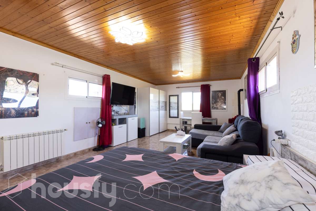 Housfy vende magnífica casa en Sarral. Se vende casa en Sarral, una vivienda luminosa y ubicada en un entorno rural idóneo para disfrutarlo. Construida en el año 2000, con vistas a la montaña, en Sarral. Consta de 302 m2. Distribución del inmueble: - Espléndida casa de 302 m2 en Sarral. (Los metros cuadrados están verificados con la Dirección General de Catastro). - La vivienda dispone de 4 habitaciones, 1 baño y 1 aseo, para familias completas. - Amplio salón-comedor de 25 m2 que te proporcionará el relax diario, creando un precioso y único espacio. - Con una cocina en excelentes condiciones. Muy completa. Características del inmueble: - Sistemas de aire acondicionado y calefacción. - Placas solares. - Exterior. - Terraza de 100 m2. - Con 4 plazas de garaje. - Balcón. - Esta casa cuenta también con un trastero. - Piscina privada. - Además de un precioso jardín privado de 3.700 m2. Sobre la ubicación, se sitúa en Sarral, municipio de Tarragona. Con todos los servicios que puedas necesitar para facilitar tus días en todo momento. No lo dudes más y contacta con nosotros para agendar una visita, conseguiremos la vivienda de tus sueños. El precio de venta no incluye gastos de la compraventa como notaría, registro, impuestos, ni tampoco honorarios agencia. Esta publicación no es vinculante. Consulta siempre la nota simple con Housfy antes de formalizar la compraventa. Este anuncio contiene imágenes ilustrativas, con el objetivo de mostrar el potencial de la propiedad, y pueden diferir del resultado final. Sobre nosotros. Housfy es la plataforma integral de servicios inmobiliarios. Nuestra combinación de expertos y tecnología pone al alcance de todo el mundo servicios cómodos, claros y seguros. AICAT número: 7922. Nos encargamos de la gestión y asesoramiento de la compra. ¡Olvídate de todo! Hacemos los trámites por ti. Y, si además necesitas financiación, ponemos a tu disposición un bróker hipotecario para ayudarte a conseguir las mejores condiciones para tu perfil económico. ¿Tienes alguna duda? Pregúntanos sin compromiso o visítanos en housfy.com.-13