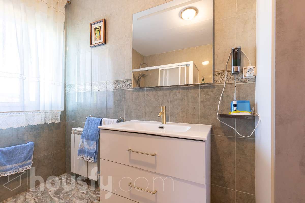 Housfy vende magnífica casa en Sarral. Se vende casa en Sarral, una vivienda luminosa y ubicada en un entorno rural idóneo para disfrutarlo. Construida en el año 2000, con vistas a la montaña, en Sarral. Consta de 302 m2. Distribución del inmueble: - Espléndida casa de 302 m2 en Sarral. (Los metros cuadrados están verificados con la Dirección General de Catastro). - La vivienda dispone de 4 habitaciones, 1 baño y 1 aseo, para familias completas. - Amplio salón-comedor de 25 m2 que te proporcionará el relax diario, creando un precioso y único espacio. - Con una cocina en excelentes condiciones. Muy completa. Características del inmueble: - Sistemas de aire acondicionado y calefacción. - Placas solares. - Exterior. - Terraza de 100 m2. - Con 4 plazas de garaje. - Balcón. - Esta casa cuenta también con un trastero. - Piscina privada. - Además de un precioso jardín privado de 3.700 m2. Sobre la ubicación, se sitúa en Sarral, municipio de Tarragona. Con todos los servicios que puedas necesitar para facilitar tus días en todo momento. No lo dudes más y contacta con nosotros para agendar una visita, conseguiremos la vivienda de tus sueños. El precio de venta no incluye gastos de la compraventa como notaría, registro, impuestos, ni tampoco honorarios agencia. Esta publicación no es vinculante. Consulta siempre la nota simple con Housfy antes de formalizar la compraventa. Este anuncio contiene imágenes ilustrativas, con el objetivo de mostrar el potencial de la propiedad, y pueden diferir del resultado final. Sobre nosotros. Housfy es la plataforma integral de servicios inmobiliarios. Nuestra combinación de expertos y tecnología pone al alcance de todo el mundo servicios cómodos, claros y seguros. AICAT número: 7922. Nos encargamos de la gestión y asesoramiento de la compra. ¡Olvídate de todo! Hacemos los trámites por ti. Y, si además necesitas financiación, ponemos a tu disposición un bróker hipotecario para ayudarte a conseguir las mejores condiciones para tu perfil económico. ¿Tienes alguna duda? Pregúntanos sin compromiso o visítanos en housfy.com.-19