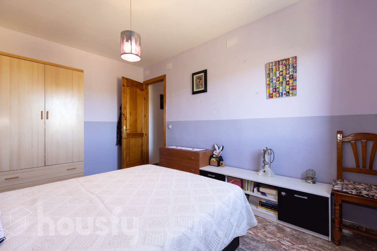 Housfy vende magnífica casa en Sarral. Se vende casa en Sarral, una vivienda luminosa y ubicada en un entorno rural idóneo para disfrutarlo. Construida en el año 2000, con vistas a la montaña, en Sarral. Consta de 302 m2. Distribución del inmueble: - Espléndida casa de 302 m2 en Sarral. (Los metros cuadrados están verificados con la Dirección General de Catastro). - La vivienda dispone de 4 habitaciones, 1 baño y 1 aseo, para familias completas. - Amplio salón-comedor de 25 m2 que te proporcionará el relax diario, creando un precioso y único espacio. - Con una cocina en excelentes condiciones. Muy completa. Características del inmueble: - Sistemas de aire acondicionado y calefacción. - Placas solares. - Exterior. - Terraza de 100 m2. - Con 4 plazas de garaje. - Balcón. - Esta casa cuenta también con un trastero. - Piscina privada. - Además de un precioso jardín privado de 3.700 m2. Sobre la ubicación, se sitúa en Sarral, municipio de Tarragona. Con todos los servicios que puedas necesitar para facilitar tus días en todo momento. No lo dudes más y contacta con nosotros para agendar una visita, conseguiremos la vivienda de tus sueños. El precio de venta no incluye gastos de la compraventa como notaría, registro, impuestos, ni tampoco honorarios agencia. Esta publicación no es vinculante. Consulta siempre la nota simple con Housfy antes de formalizar la compraventa. Este anuncio contiene imágenes ilustrativas, con el objetivo de mostrar el potencial de la propiedad, y pueden diferir del resultado final. Sobre nosotros. Housfy es la plataforma integral de servicios inmobiliarios. Nuestra combinación de expertos y tecnología pone al alcance de todo el mundo servicios cómodos, claros y seguros. AICAT número: 7922. Nos encargamos de la gestión y asesoramiento de la compra. ¡Olvídate de todo! Hacemos los trámites por ti. Y, si además necesitas financiación, ponemos a tu disposición un bróker hipotecario para ayudarte a conseguir las mejores condiciones para tu perfil económico. ¿Tienes alguna duda? Pregúntanos sin compromiso o visítanos en housfy.com.-11