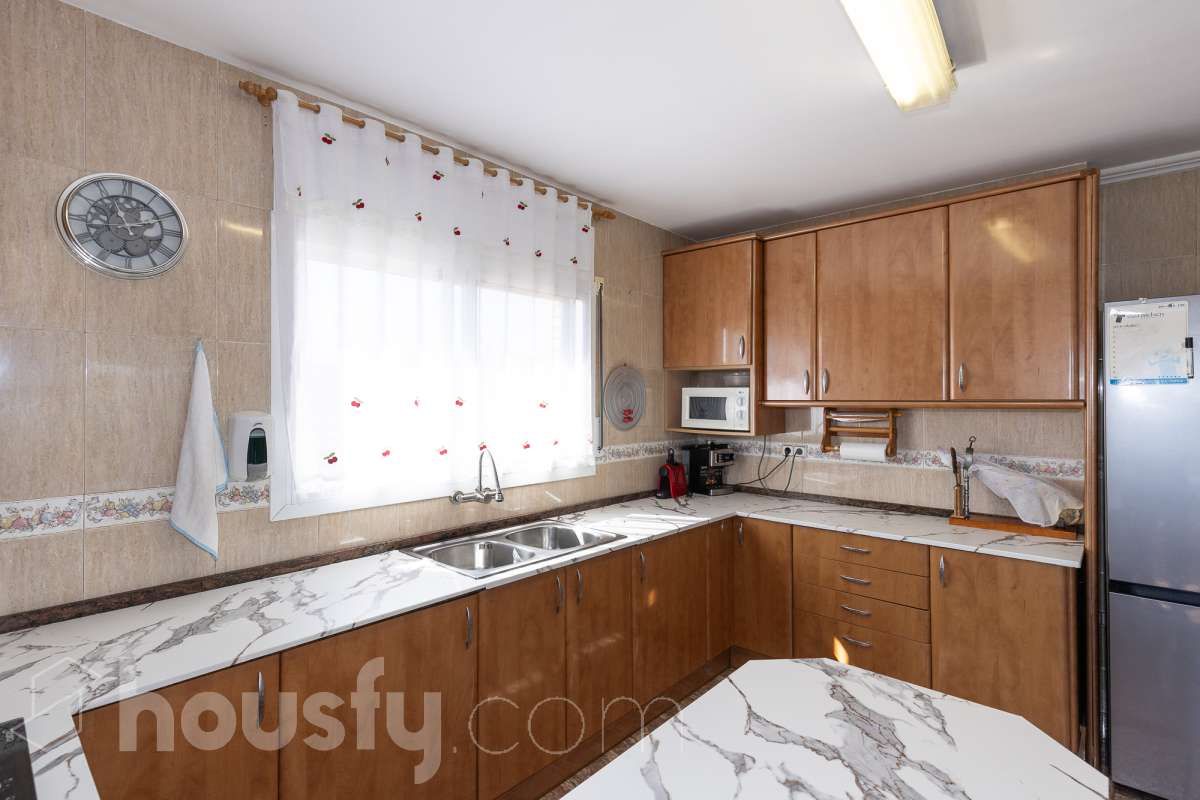Housfy vende magnífica casa en Sarral. Se vende casa en Sarral, una vivienda luminosa y ubicada en un entorno rural idóneo para disfrutarlo. Construida en el año 2000, con vistas a la montaña, en Sarral. Consta de 302 m2. Distribución del inmueble: - Espléndida casa de 302 m2 en Sarral. (Los metros cuadrados están verificados con la Dirección General de Catastro). - La vivienda dispone de 4 habitaciones, 1 baño y 1 aseo, para familias completas. - Amplio salón-comedor de 25 m2 que te proporcionará el relax diario, creando un precioso y único espacio. - Con una cocina en excelentes condiciones. Muy completa. Características del inmueble: - Sistemas de aire acondicionado y calefacción. - Placas solares. - Exterior. - Terraza de 100 m2. - Con 4 plazas de garaje. - Balcón. - Esta casa cuenta también con un trastero. - Piscina privada. - Además de un precioso jardín privado de 3.700 m2. Sobre la ubicación, se sitúa en Sarral, municipio de Tarragona. Con todos los servicios que puedas necesitar para facilitar tus días en todo momento. No lo dudes más y contacta con nosotros para agendar una visita, conseguiremos la vivienda de tus sueños. El precio de venta no incluye gastos de la compraventa como notaría, registro, impuestos, ni tampoco honorarios agencia. Esta publicación no es vinculante. Consulta siempre la nota simple con Housfy antes de formalizar la compraventa. Este anuncio contiene imágenes ilustrativas, con el objetivo de mostrar el potencial de la propiedad, y pueden diferir del resultado final. Sobre nosotros. Housfy es la plataforma integral de servicios inmobiliarios. Nuestra combinación de expertos y tecnología pone al alcance de todo el mundo servicios cómodos, claros y seguros. AICAT número: 7922. Nos encargamos de la gestión y asesoramiento de la compra. ¡Olvídate de todo! Hacemos los trámites por ti. Y, si además necesitas financiación, ponemos a tu disposición un bróker hipotecario para ayudarte a conseguir las mejores condiciones para tu perfil económico. ¿Tienes alguna duda? Pregúntanos sin compromiso o visítanos en housfy.com.-17