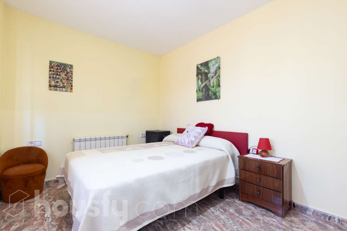 Housfy vende magnífica casa en Sarral. Se vende casa en Sarral, una vivienda luminosa y ubicada en un entorno rural idóneo para disfrutarlo. Construida en el año 2000, con vistas a la montaña, en Sarral. Consta de 302 m2. Distribución del inmueble: - Espléndida casa de 302 m2 en Sarral. (Los metros cuadrados están verificados con la Dirección General de Catastro). - La vivienda dispone de 4 habitaciones, 1 baño y 1 aseo, para familias completas. - Amplio salón-comedor de 25 m2 que te proporcionará el relax diario, creando un precioso y único espacio. - Con una cocina en excelentes condiciones. Muy completa. Características del inmueble: - Sistemas de aire acondicionado y calefacción. - Placas solares. - Exterior. - Terraza de 100 m2. - Con 4 plazas de garaje. - Balcón. - Esta casa cuenta también con un trastero. - Piscina privada. - Además de un precioso jardín privado de 3.700 m2. Sobre la ubicación, se sitúa en Sarral, municipio de Tarragona. Con todos los servicios que puedas necesitar para facilitar tus días en todo momento. No lo dudes más y contacta con nosotros para agendar una visita, conseguiremos la vivienda de tus sueños. El precio de venta no incluye gastos de la compraventa como notaría, registro, impuestos, ni tampoco honorarios agencia. Esta publicación no es vinculante. Consulta siempre la nota simple con Housfy antes de formalizar la compraventa. Este anuncio contiene imágenes ilustrativas, con el objetivo de mostrar el potencial de la propiedad, y pueden diferir del resultado final. Sobre nosotros. Housfy es la plataforma integral de servicios inmobiliarios. Nuestra combinación de expertos y tecnología pone al alcance de todo el mundo servicios cómodos, claros y seguros. AICAT número: 7922. Nos encargamos de la gestión y asesoramiento de la compra. ¡Olvídate de todo! Hacemos los trámites por ti. Y, si además necesitas financiación, ponemos a tu disposición un bróker hipotecario para ayudarte a conseguir las mejores condiciones para tu perfil económico. ¿Tienes alguna duda? Pregúntanos sin compromiso o visítanos en housfy.com.-7