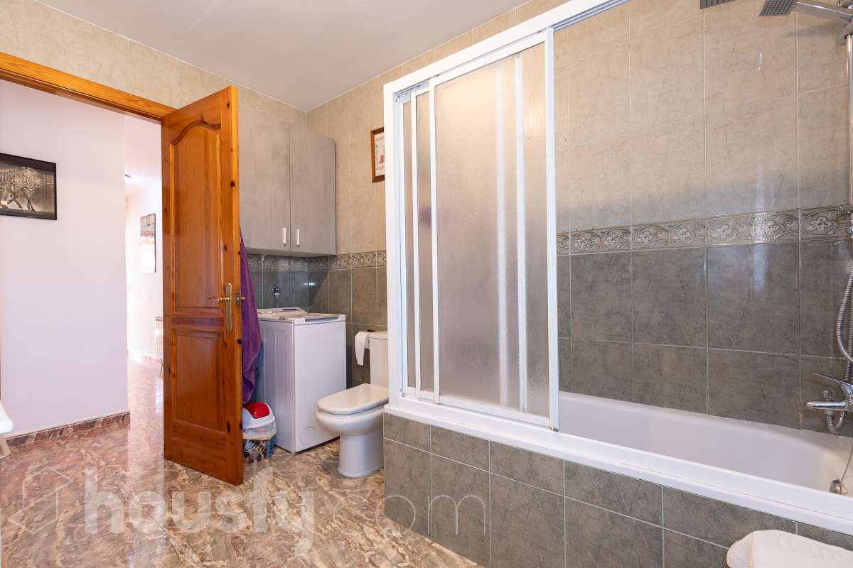 Housfy vende magnífica casa en Sarral. Se vende casa en Sarral, una vivienda luminosa y ubicada en un entorno rural idóneo para disfrutarlo. Construida en el año 2000, con vistas a la montaña, en Sarral. Consta de 302 m2. Distribución del inmueble: - Espléndida casa de 302 m2 en Sarral. (Los metros cuadrados están verificados con la Dirección General de Catastro). - La vivienda dispone de 4 habitaciones, 1 baño y 1 aseo, para familias completas. - Amplio salón-comedor de 25 m2 que te proporcionará el relax diario, creando un precioso y único espacio. - Con una cocina en excelentes condiciones. Muy completa. Características del inmueble: - Sistemas de aire acondicionado y calefacción. - Placas solares. - Exterior. - Terraza de 100 m2. - Con 4 plazas de garaje. - Balcón. - Esta casa cuenta también con un trastero. - Piscina privada. - Además de un precioso jardín privado de 3.700 m2. Sobre la ubicación, se sitúa en Sarral, municipio de Tarragona. Con todos los servicios que puedas necesitar para facilitar tus días en todo momento. No lo dudes más y contacta con nosotros para agendar una visita, conseguiremos la vivienda de tus sueños. El precio de venta no incluye gastos de la compraventa como notaría, registro, impuestos, ni tampoco honorarios agencia. Esta publicación no es vinculante. Consulta siempre la nota simple con Housfy antes de formalizar la compraventa. Este anuncio contiene imágenes ilustrativas, con el objetivo de mostrar el potencial de la propiedad, y pueden diferir del resultado final. Sobre nosotros. Housfy es la plataforma integral de servicios inmobiliarios. Nuestra combinación de expertos y tecnología pone al alcance de todo el mundo servicios cómodos, claros y seguros. AICAT número: 7922. Nos encargamos de la gestión y asesoramiento de la compra. ¡Olvídate de todo! Hacemos los trámites por ti. Y, si además necesitas financiación, ponemos a tu disposición un bróker hipotecario para ayudarte a conseguir las mejores condiciones para tu perfil económico. ¿Tienes alguna duda? Pregúntanos sin compromiso o visítanos en housfy.com.-20