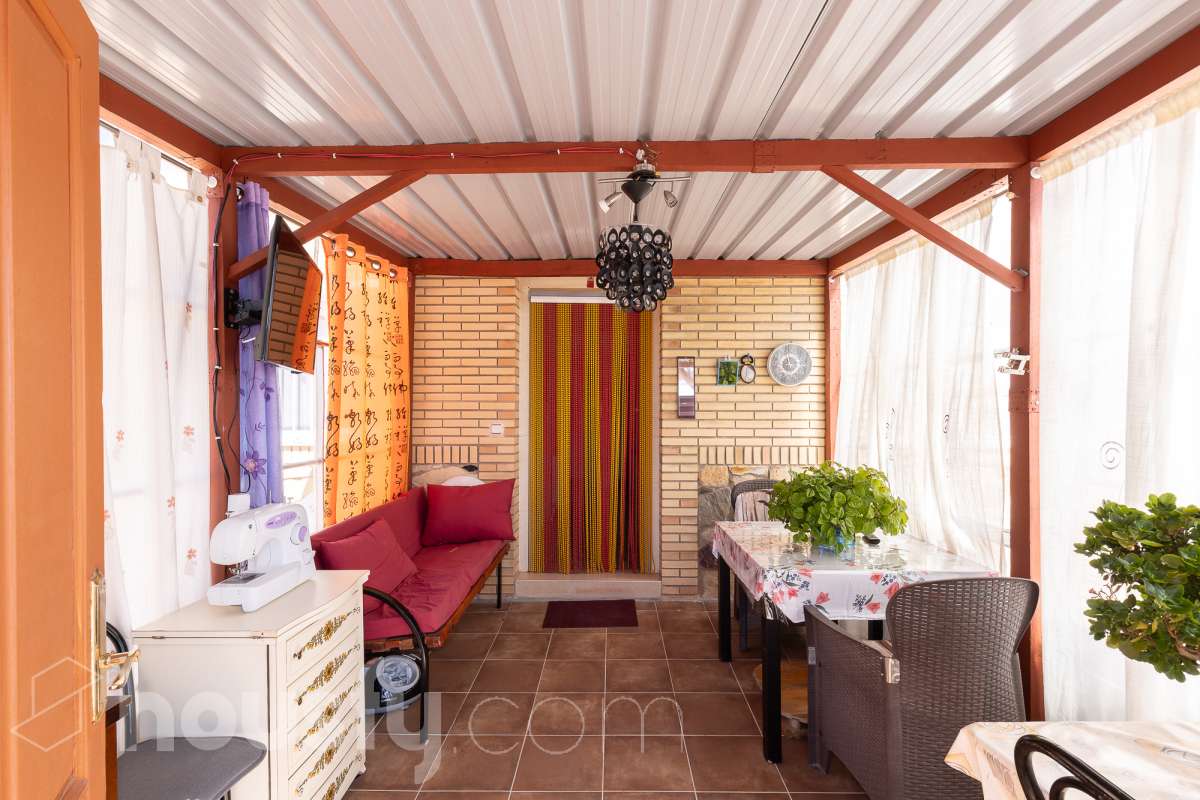 Housfy vende magnífica casa en Sarral. Se vende casa en Sarral, una vivienda luminosa y ubicada en un entorno rural idóneo para disfrutarlo. Construida en el año 2000, con vistas a la montaña, en Sarral. Consta de 302 m2. Distribución del inmueble: - Espléndida casa de 302 m2 en Sarral. (Los metros cuadrados están verificados con la Dirección General de Catastro). - La vivienda dispone de 4 habitaciones, 1 baño y 1 aseo, para familias completas. - Amplio salón-comedor de 25 m2 que te proporcionará el relax diario, creando un precioso y único espacio. - Con una cocina en excelentes condiciones. Muy completa. Características del inmueble: - Sistemas de aire acondicionado y calefacción. - Placas solares. - Exterior. - Terraza de 100 m2. - Con 4 plazas de garaje. - Balcón. - Esta casa cuenta también con un trastero. - Piscina privada. - Además de un precioso jardín privado de 3.700 m2. Sobre la ubicación, se sitúa en Sarral, municipio de Tarragona. Con todos los servicios que puedas necesitar para facilitar tus días en todo momento. No lo dudes más y contacta con nosotros para agendar una visita, conseguiremos la vivienda de tus sueños. El precio de venta no incluye gastos de la compraventa como notaría, registro, impuestos, ni tampoco honorarios agencia. Esta publicación no es vinculante. Consulta siempre la nota simple con Housfy antes de formalizar la compraventa. Este anuncio contiene imágenes ilustrativas, con el objetivo de mostrar el potencial de la propiedad, y pueden diferir del resultado final. Sobre nosotros. Housfy es la plataforma integral de servicios inmobiliarios. Nuestra combinación de expertos y tecnología pone al alcance de todo el mundo servicios cómodos, claros y seguros. AICAT número: 7922. Nos encargamos de la gestión y asesoramiento de la compra. ¡Olvídate de todo! Hacemos los trámites por ti. Y, si además necesitas financiación, ponemos a tu disposición un bróker hipotecario para ayudarte a conseguir las mejores condiciones para tu perfil económico. ¿Tienes alguna duda? Pregúntanos sin compromiso o visítanos en housfy.com.-29