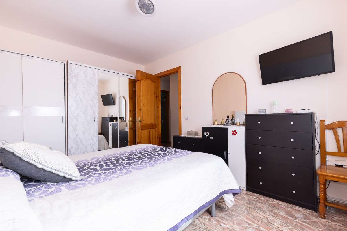 Housfy vende magnífica casa en Sarral. Se vende casa en Sarral, una vivienda luminosa y ubicada en un entorno rural idóneo para disfrutarlo. Construida en el año 2000, con vistas a la montaña, en Sarral. Consta de 302 m2. Distribución del inmueble: - Espléndida casa de 302 m2 en Sarral. (Los metros cuadrados están verificados con la Dirección General de Catastro). - La vivienda dispone de 4 habitaciones, 1 baño y 1 aseo, para familias completas. - Amplio salón-comedor de 25 m2 que te proporcionará el relax diario, creando un precioso y único espacio. - Con una cocina en excelentes condiciones. Muy completa. Características del inmueble: - Sistemas de aire acondicionado y calefacción. - Placas solares. - Exterior. - Terraza de 100 m2. - Con 4 plazas de garaje. - Balcón. - Esta casa cuenta también con un trastero. - Piscina privada. - Además de un precioso jardín privado de 3.700 m2. Sobre la ubicación, se sitúa en Sarral, municipio de Tarragona. Con todos los servicios que puedas necesitar para facilitar tus días en todo momento. No lo dudes más y contacta con nosotros para agendar una visita, conseguiremos la vivienda de tus sueños. El precio de venta no incluye gastos de la compraventa como notaría, registro, impuestos, ni tampoco honorarios agencia. Esta publicación no es vinculante. Consulta siempre la nota simple con Housfy antes de formalizar la compraventa. Este anuncio contiene imágenes ilustrativas, con el objetivo de mostrar el potencial de la propiedad, y pueden diferir del resultado final. Sobre nosotros. Housfy es la plataforma integral de servicios inmobiliarios. Nuestra combinación de expertos y tecnología pone al alcance de todo el mundo servicios cómodos, claros y seguros. AICAT número: 7922. Nos encargamos de la gestión y asesoramiento de la compra. ¡Olvídate de todo! Hacemos los trámites por ti. Y, si además necesitas financiación, ponemos a tu disposición un bróker hipotecario para ayudarte a conseguir las mejores condiciones para tu perfil económico. ¿Tienes alguna duda? Pregúntanos sin compromiso o visítanos en housfy.com.-5