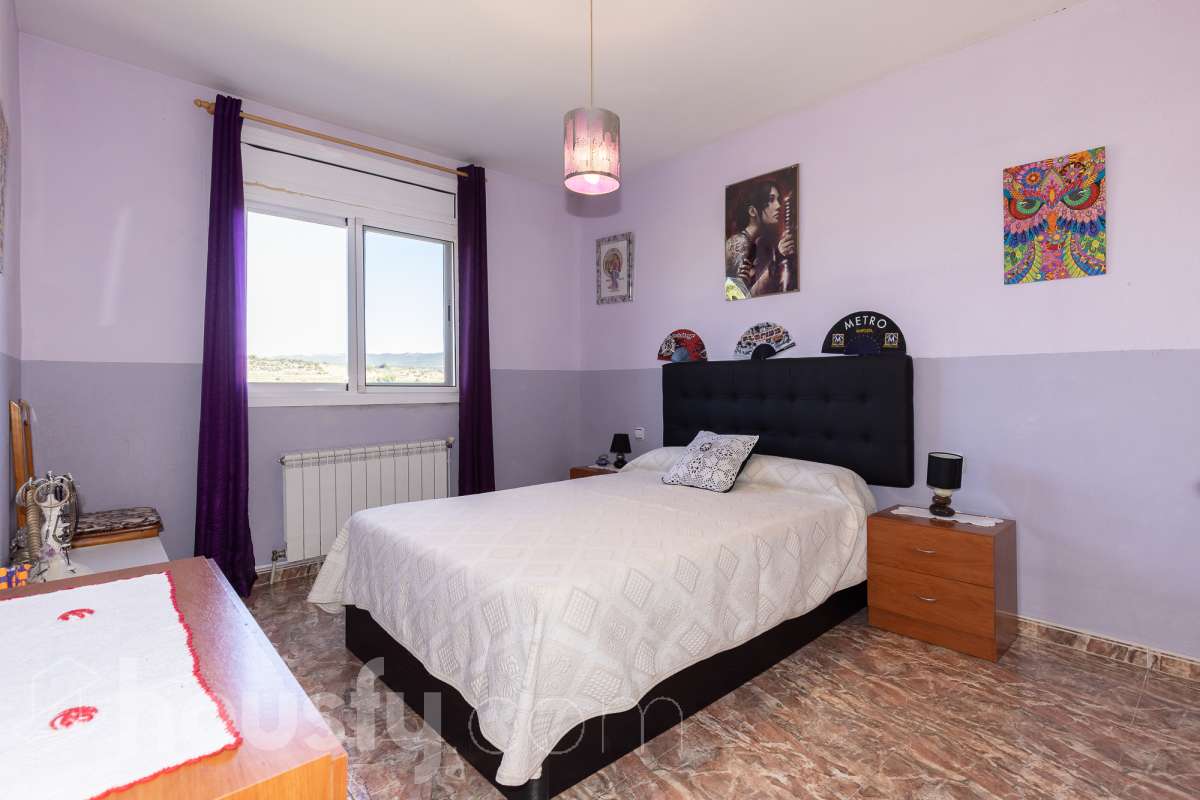Housfy vende magnífica casa en Sarral. Se vende casa en Sarral, una vivienda luminosa y ubicada en un entorno rural idóneo para disfrutarlo. Construida en el año 2000, con vistas a la montaña, en Sarral. Consta de 302 m2. Distribución del inmueble: - Espléndida casa de 302 m2 en Sarral. (Los metros cuadrados están verificados con la Dirección General de Catastro). - La vivienda dispone de 4 habitaciones, 1 baño y 1 aseo, para familias completas. - Amplio salón-comedor de 25 m2 que te proporcionará el relax diario, creando un precioso y único espacio. - Con una cocina en excelentes condiciones. Muy completa. Características del inmueble: - Sistemas de aire acondicionado y calefacción. - Placas solares. - Exterior. - Terraza de 100 m2. - Con 4 plazas de garaje. - Balcón. - Esta casa cuenta también con un trastero. - Piscina privada. - Además de un precioso jardín privado de 3.700 m2. Sobre la ubicación, se sitúa en Sarral, municipio de Tarragona. Con todos los servicios que puedas necesitar para facilitar tus días en todo momento. No lo dudes más y contacta con nosotros para agendar una visita, conseguiremos la vivienda de tus sueños. El precio de venta no incluye gastos de la compraventa como notaría, registro, impuestos, ni tampoco honorarios agencia. Esta publicación no es vinculante. Consulta siempre la nota simple con Housfy antes de formalizar la compraventa. Este anuncio contiene imágenes ilustrativas, con el objetivo de mostrar el potencial de la propiedad, y pueden diferir del resultado final. Sobre nosotros. Housfy es la plataforma integral de servicios inmobiliarios. Nuestra combinación de expertos y tecnología pone al alcance de todo el mundo servicios cómodos, claros y seguros. AICAT número: 7922. Nos encargamos de la gestión y asesoramiento de la compra. ¡Olvídate de todo! Hacemos los trámites por ti. Y, si además necesitas financiación, ponemos a tu disposición un bróker hipotecario para ayudarte a conseguir las mejores condiciones para tu perfil económico. ¿Tienes alguna duda? Pregúntanos sin compromiso o visítanos en housfy.com.-9