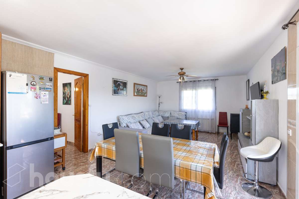 Housfy vende magnífica casa en Sarral. Se vende casa en Sarral, una vivienda luminosa y ubicada en un entorno rural idóneo para disfrutarlo. Construida en el año 2000, con vistas a la montaña, en Sarral. Consta de 302 m2. Distribución del inmueble: - Espléndida casa de 302 m2 en Sarral. (Los metros cuadrados están verificados con la Dirección General de Catastro). - La vivienda dispone de 4 habitaciones, 1 baño y 1 aseo, para familias completas. - Amplio salón-comedor de 25 m2 que te proporcionará el relax diario, creando un precioso y único espacio. - Con una cocina en excelentes condiciones. Muy completa. Características del inmueble: - Sistemas de aire acondicionado y calefacción. - Placas solares. - Exterior. - Terraza de 100 m2. - Con 4 plazas de garaje. - Balcón. - Esta casa cuenta también con un trastero. - Piscina privada. - Además de un precioso jardín privado de 3.700 m2. Sobre la ubicación, se sitúa en Sarral, municipio de Tarragona. Con todos los servicios que puedas necesitar para facilitar tus días en todo momento. No lo dudes más y contacta con nosotros para agendar una visita, conseguiremos la vivienda de tus sueños. El precio de venta no incluye gastos de la compraventa como notaría, registro, impuestos, ni tampoco honorarios agencia. Esta publicación no es vinculante. Consulta siempre la nota simple con Housfy antes de formalizar la compraventa. Este anuncio contiene imágenes ilustrativas, con el objetivo de mostrar el potencial de la propiedad, y pueden diferir del resultado final. Sobre nosotros. Housfy es la plataforma integral de servicios inmobiliarios. Nuestra combinación de expertos y tecnología pone al alcance de todo el mundo servicios cómodos, claros y seguros. AICAT número: 7922. Nos encargamos de la gestión y asesoramiento de la compra. ¡Olvídate de todo! Hacemos los trámites por ti. Y, si además necesitas financiación, ponemos a tu disposición un bróker hipotecario para ayudarte a conseguir las mejores condiciones para tu perfil económico. ¿Tienes alguna duda? Pregúntanos sin compromiso o visítanos en housfy.com.-24